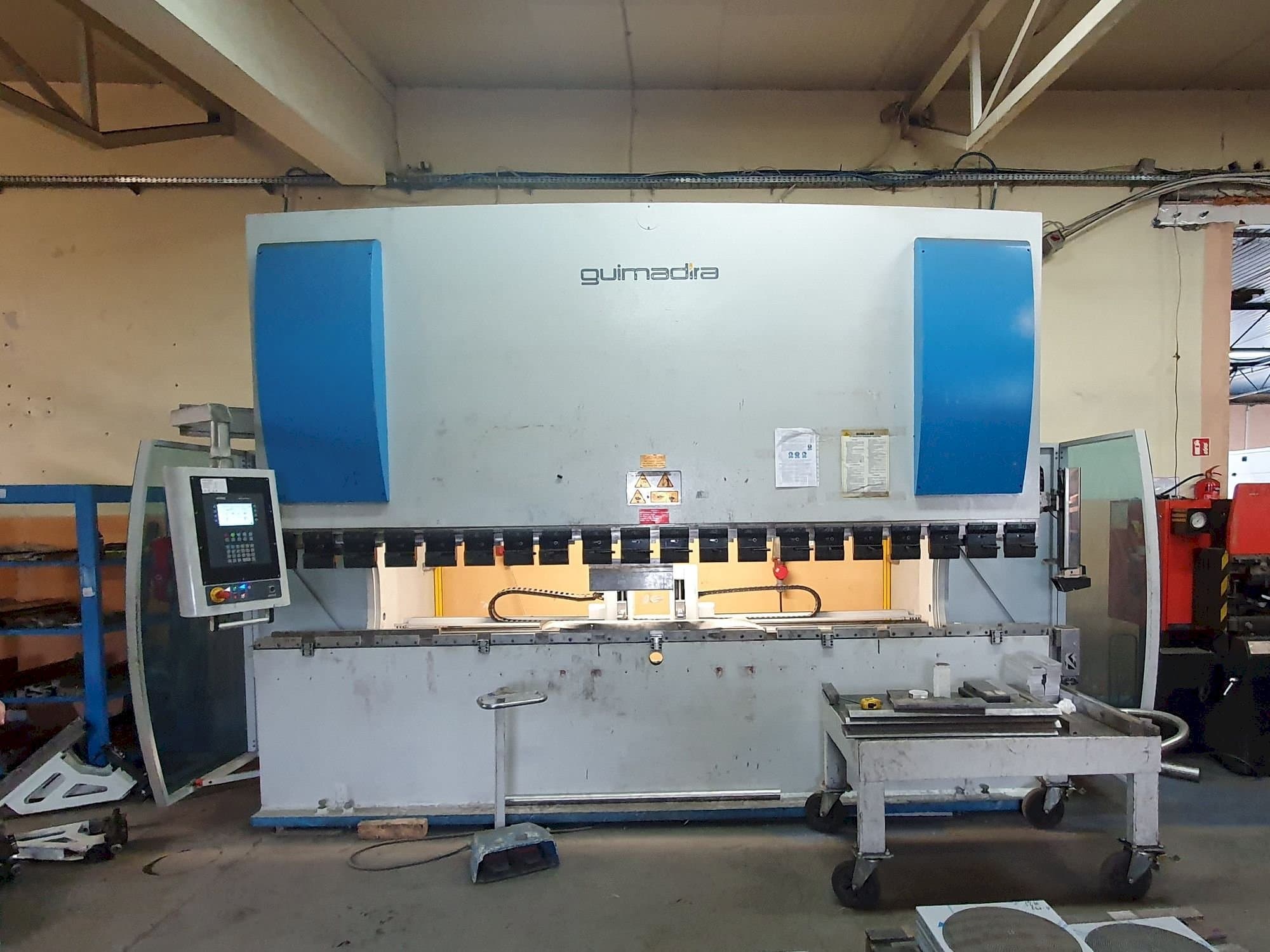 A ADIRA PMO-16040PLS  gép elölnézete