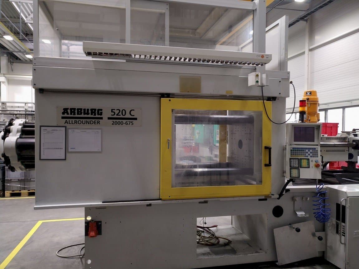 A Arburg 520 C 2000–675  gép elölnézete