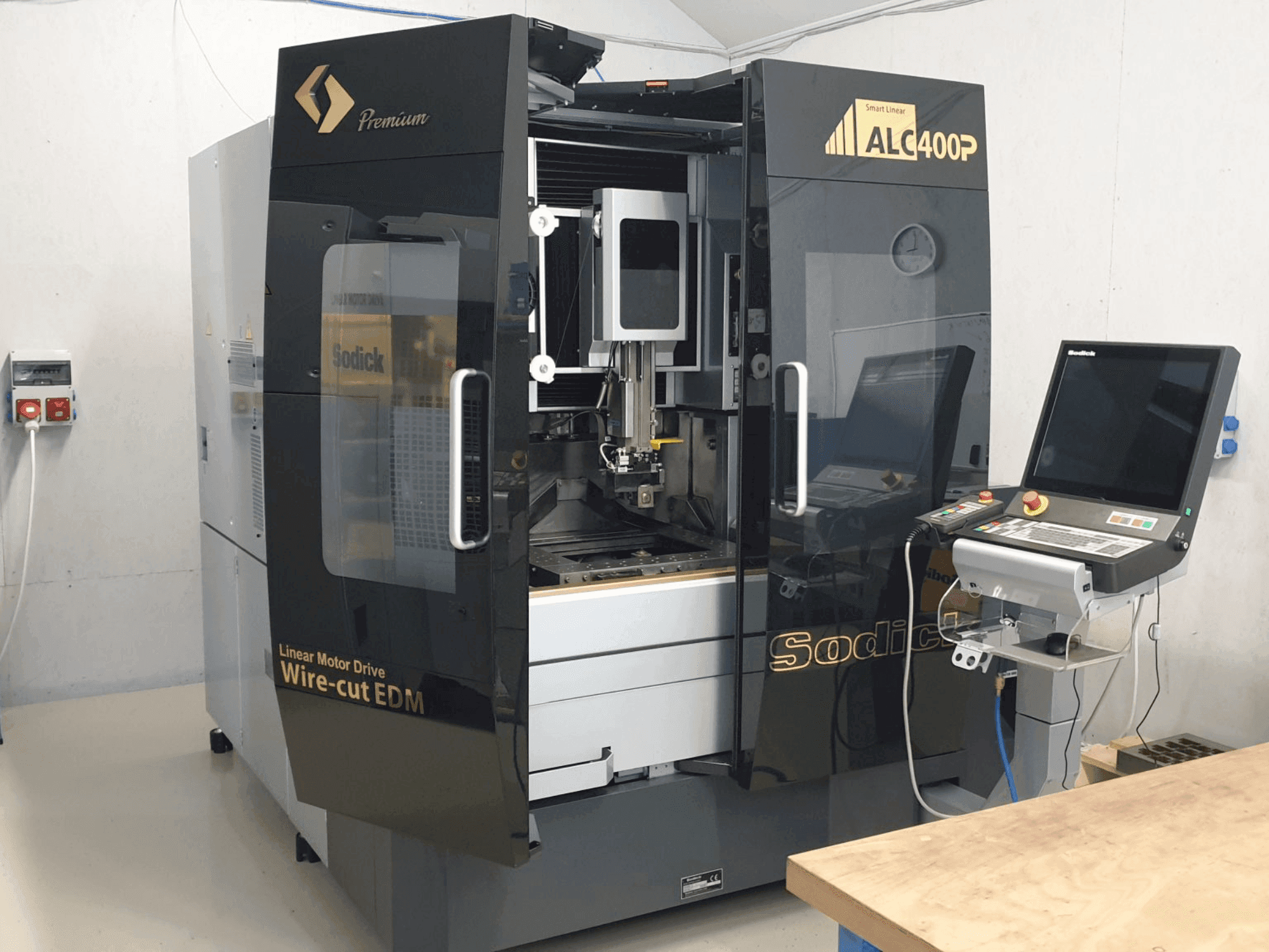 A Sodick SODICK ALC400P  gép elölnézete