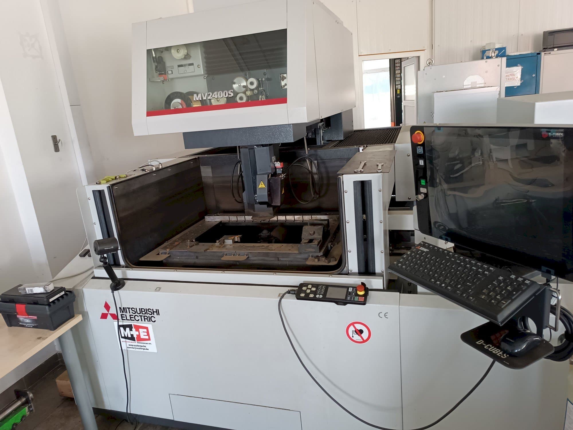 A Mitsubishi MV2400S  gép elölnézete