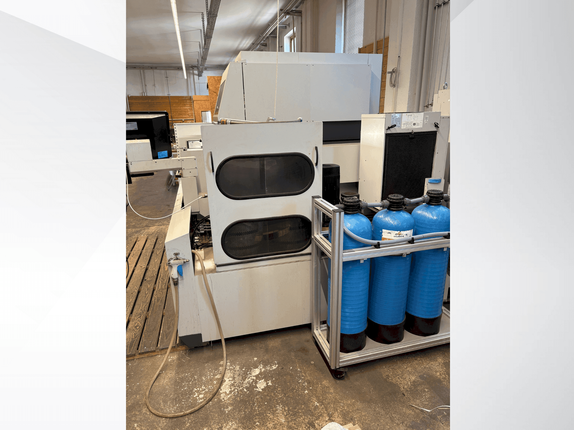 A Mitsubishi MV2400S  gép elölnézete