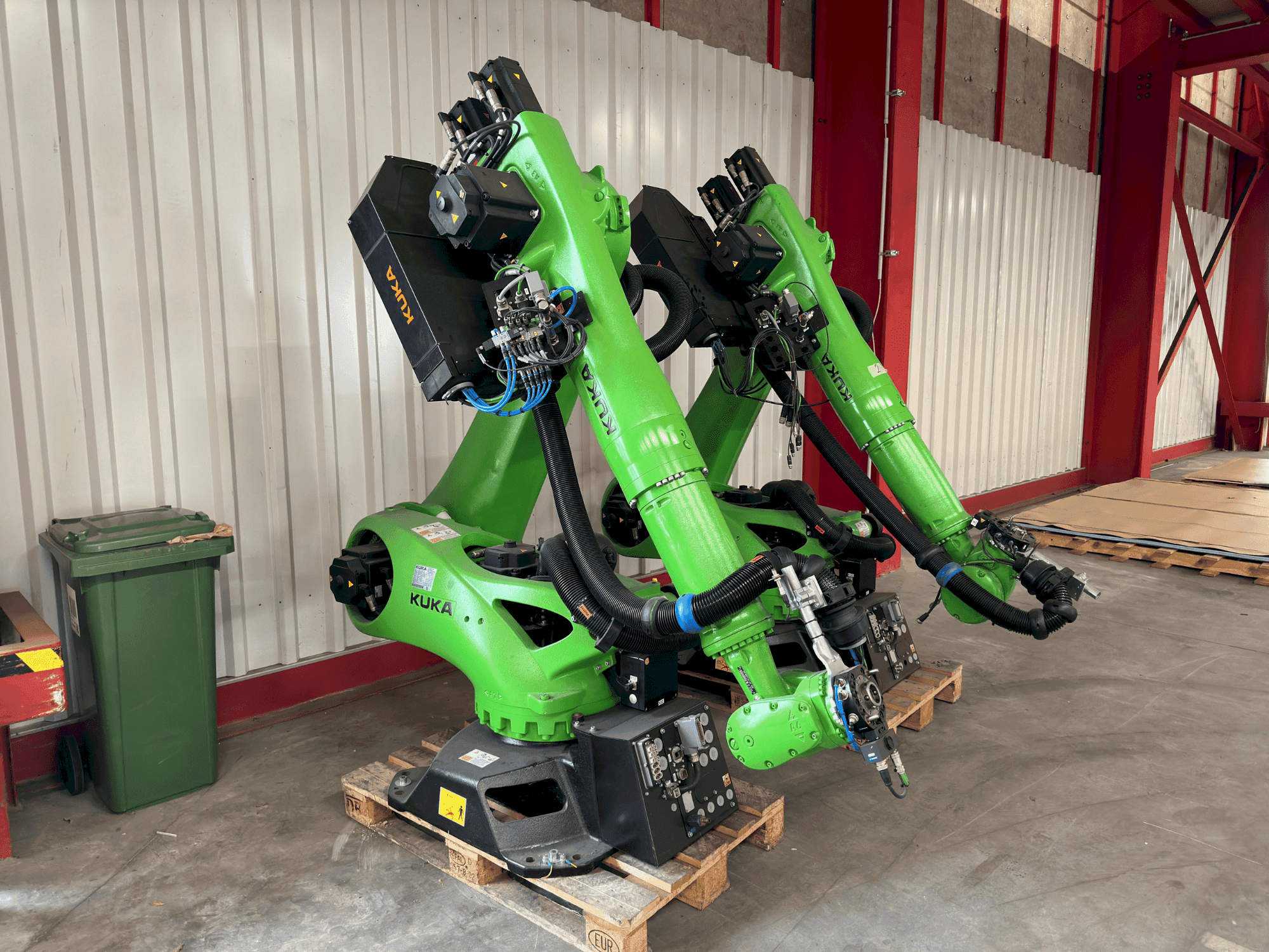 A KUKA KR 90 R3700 prime K  gép elölnézete
