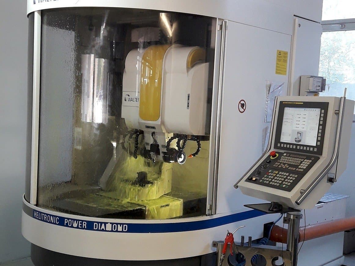 A Walter Helitronic Power F  gép elölnézete