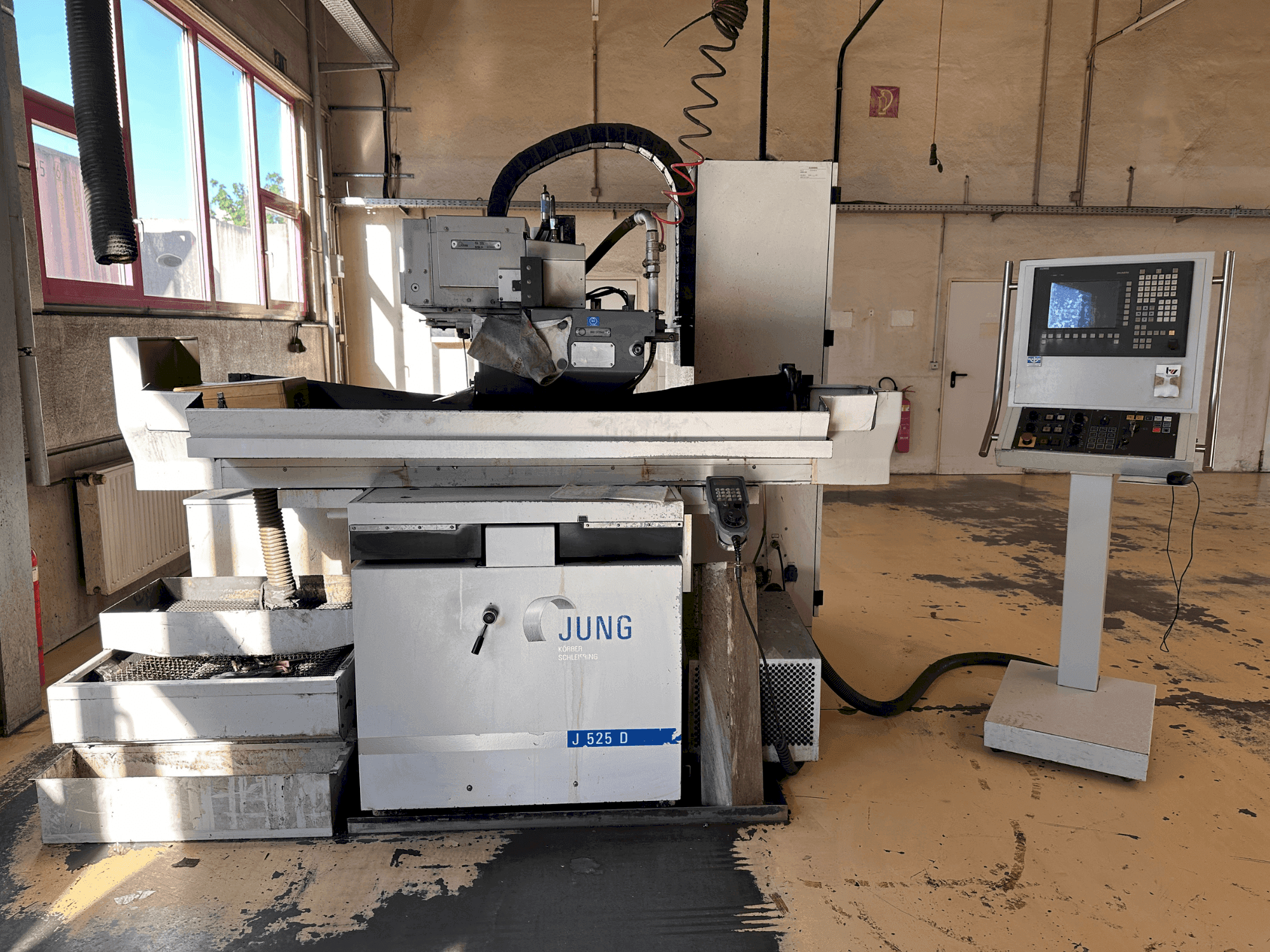 A JUNG J 525-D  gép elölnézete