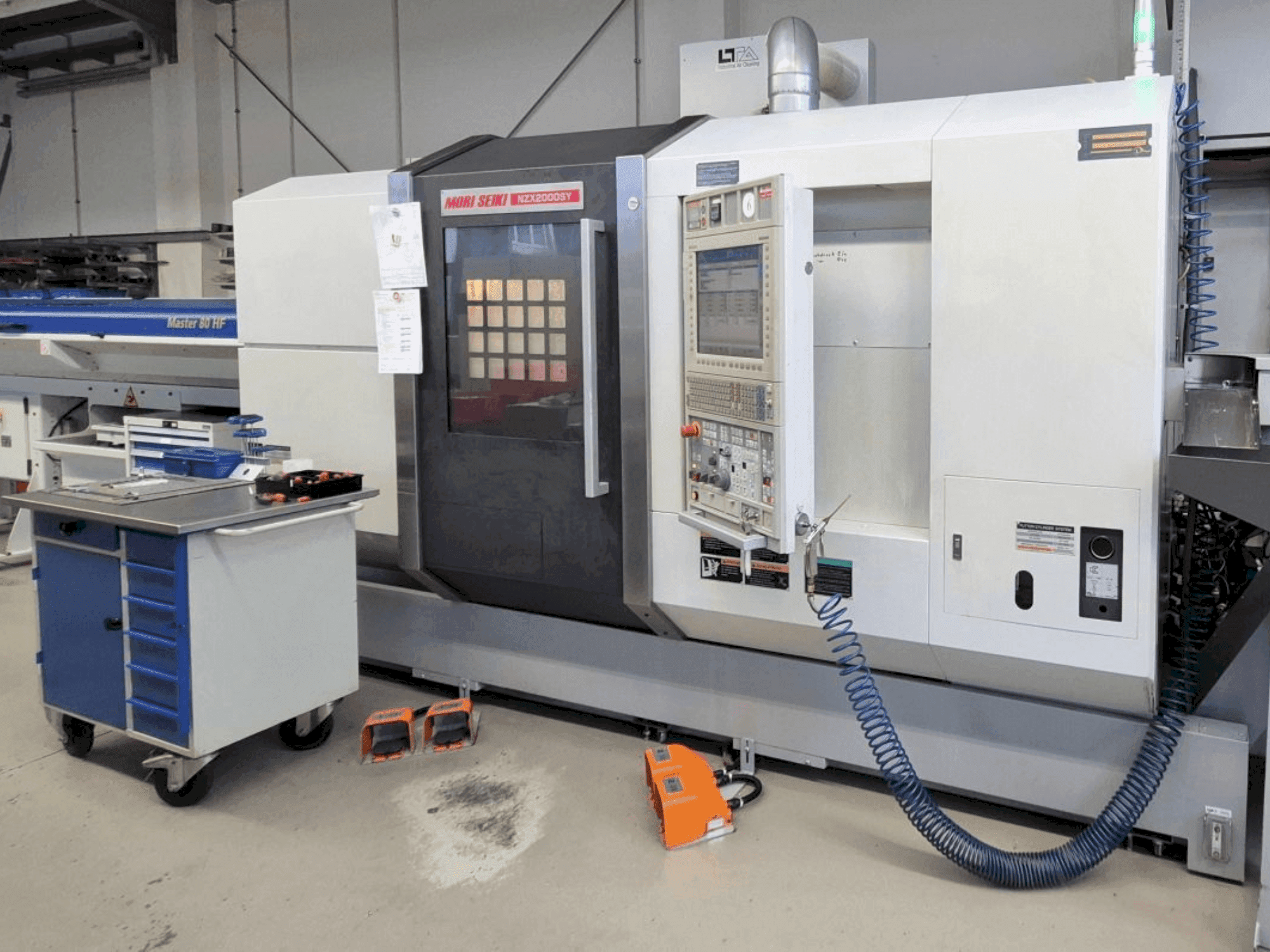 A MORI SEIKI NZX2000/800SY  gép elölnézete