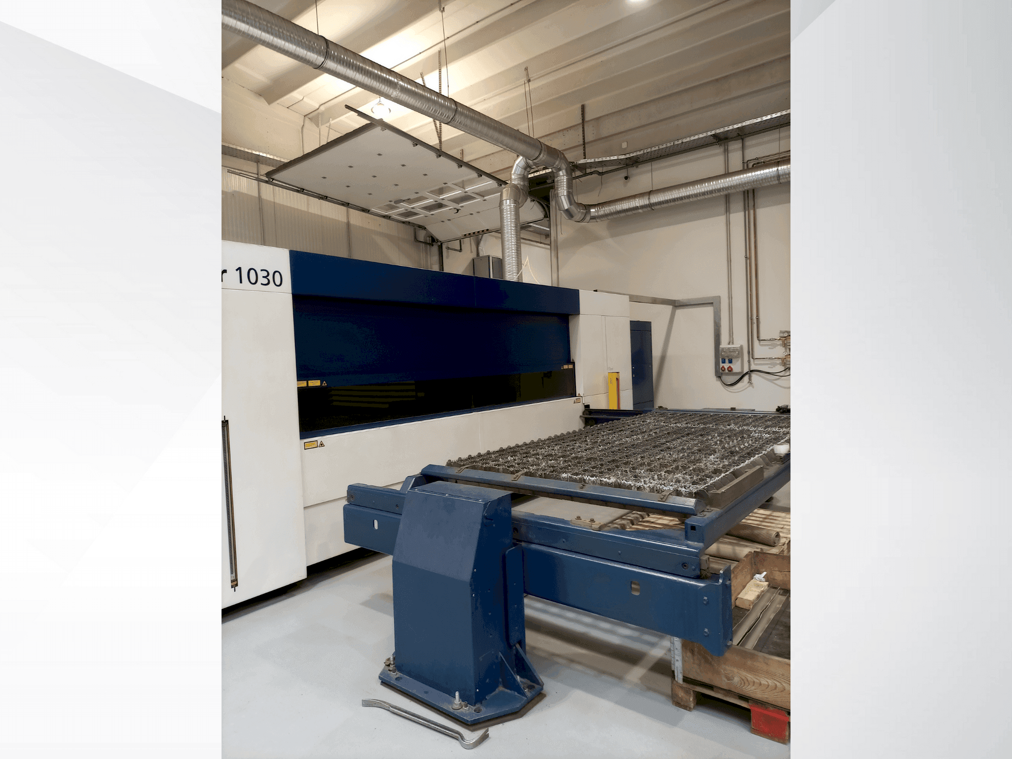A TRUMPF TruLaser 1030  gép elölnézete