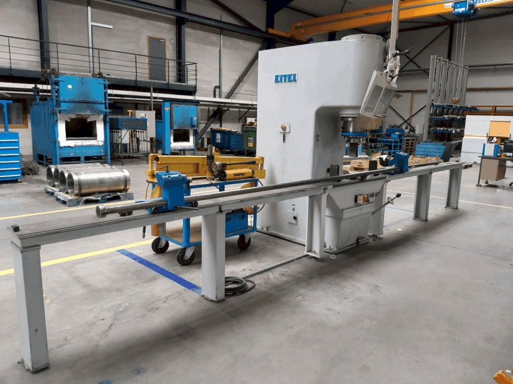 A EITEL-PRESS RP 100  gép elölnézete