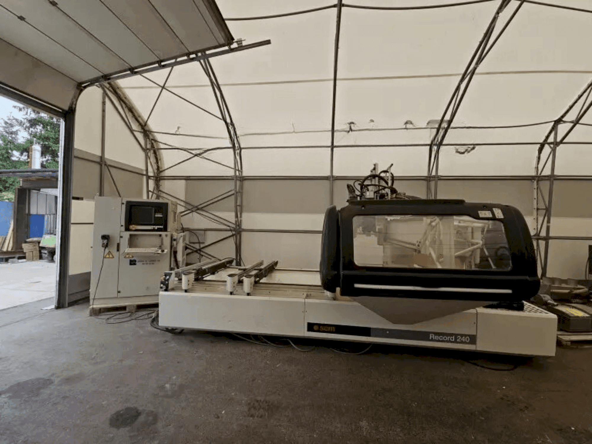 A SCM Record 240 TV  gép elölnézete