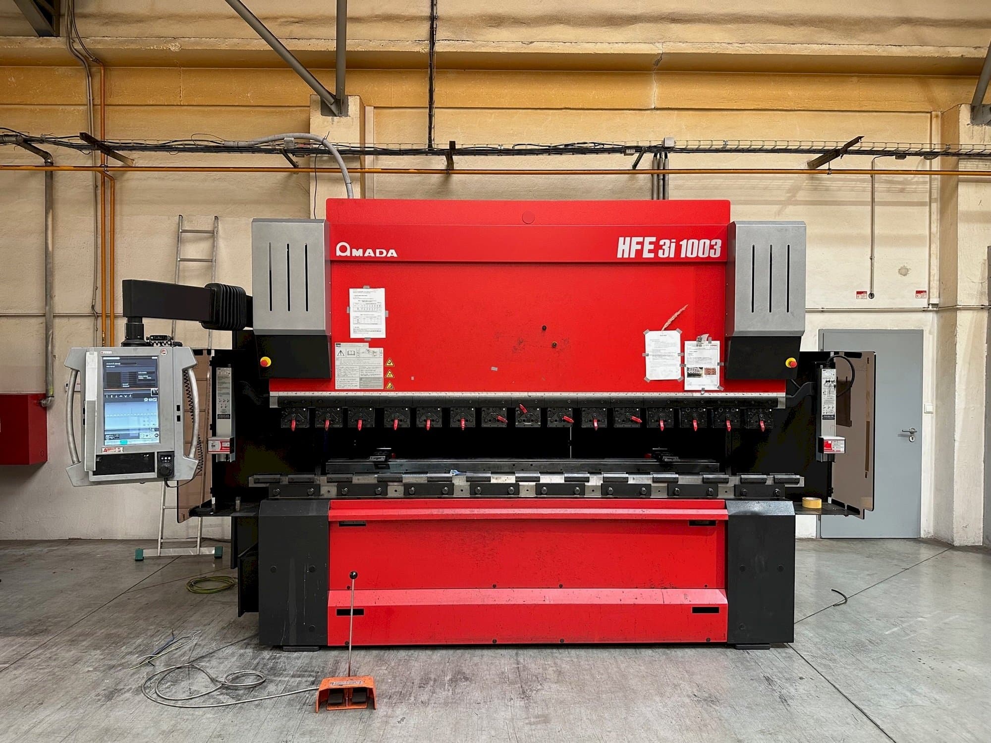 A AMADA HFE 3i 1003  gép elölnézete