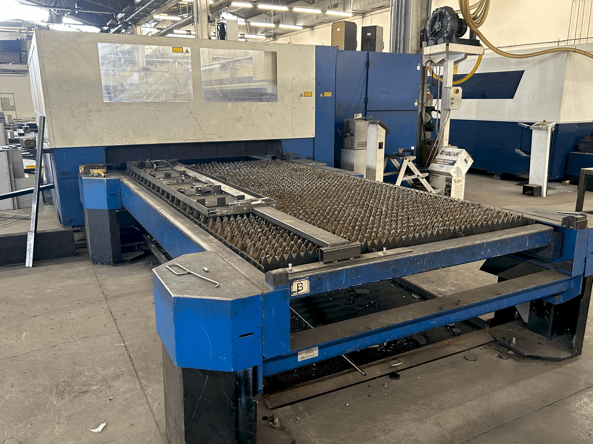 A TRUMPF trulaser 3030  (2007)  gép elölnézete