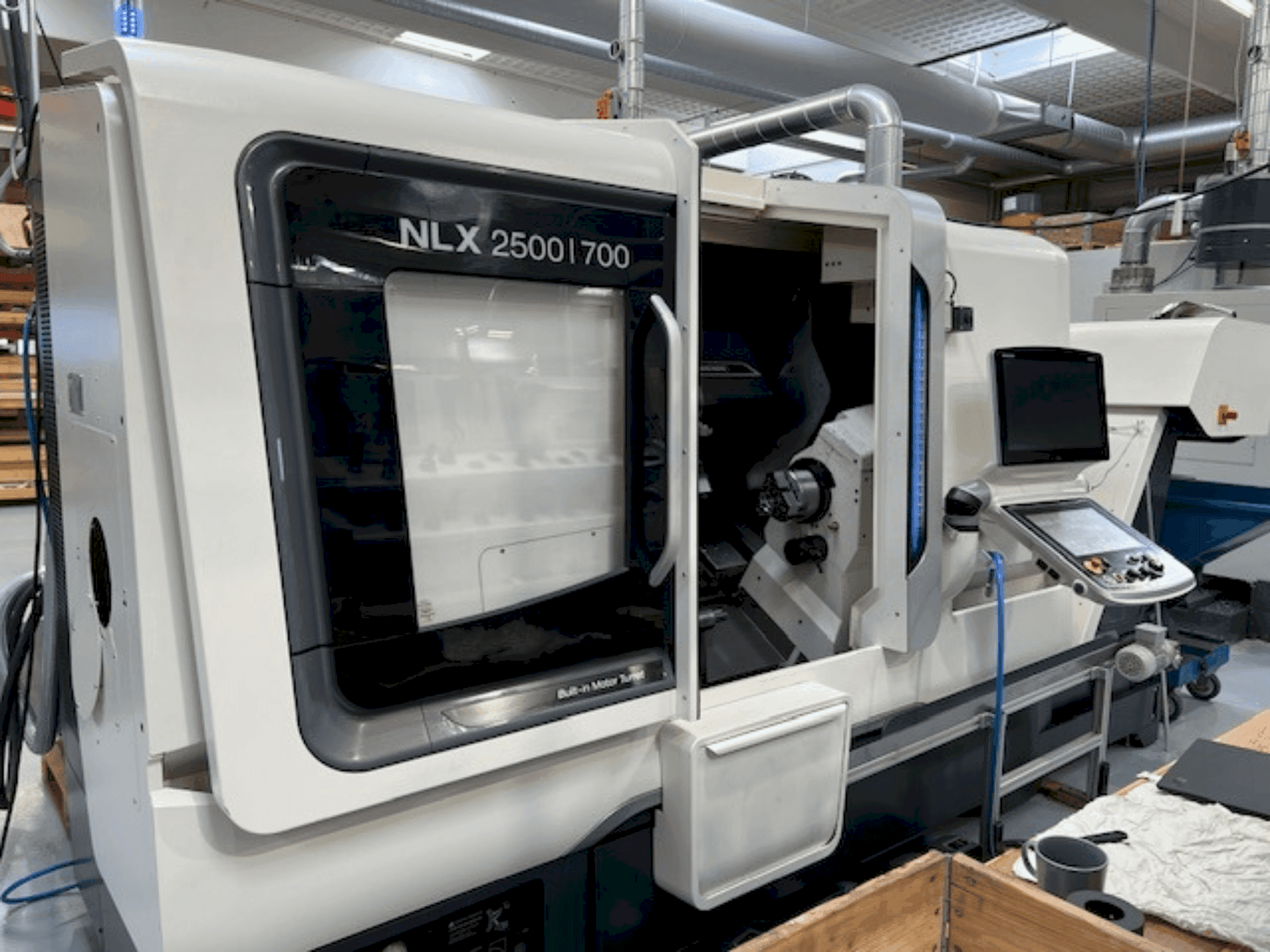 A DMG MORI NLX2500SY/700  gép elölnézete