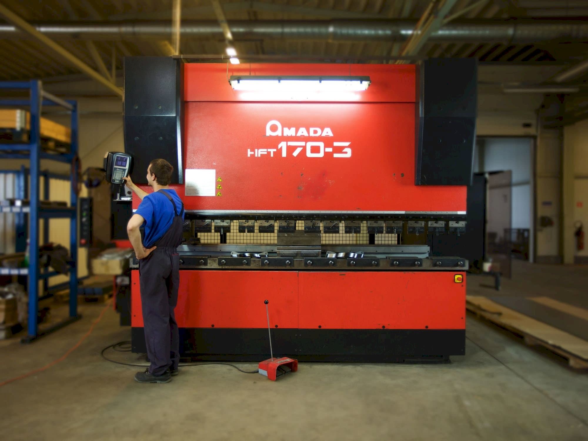 A AMADA HFT 170-3  gép elölnézete
