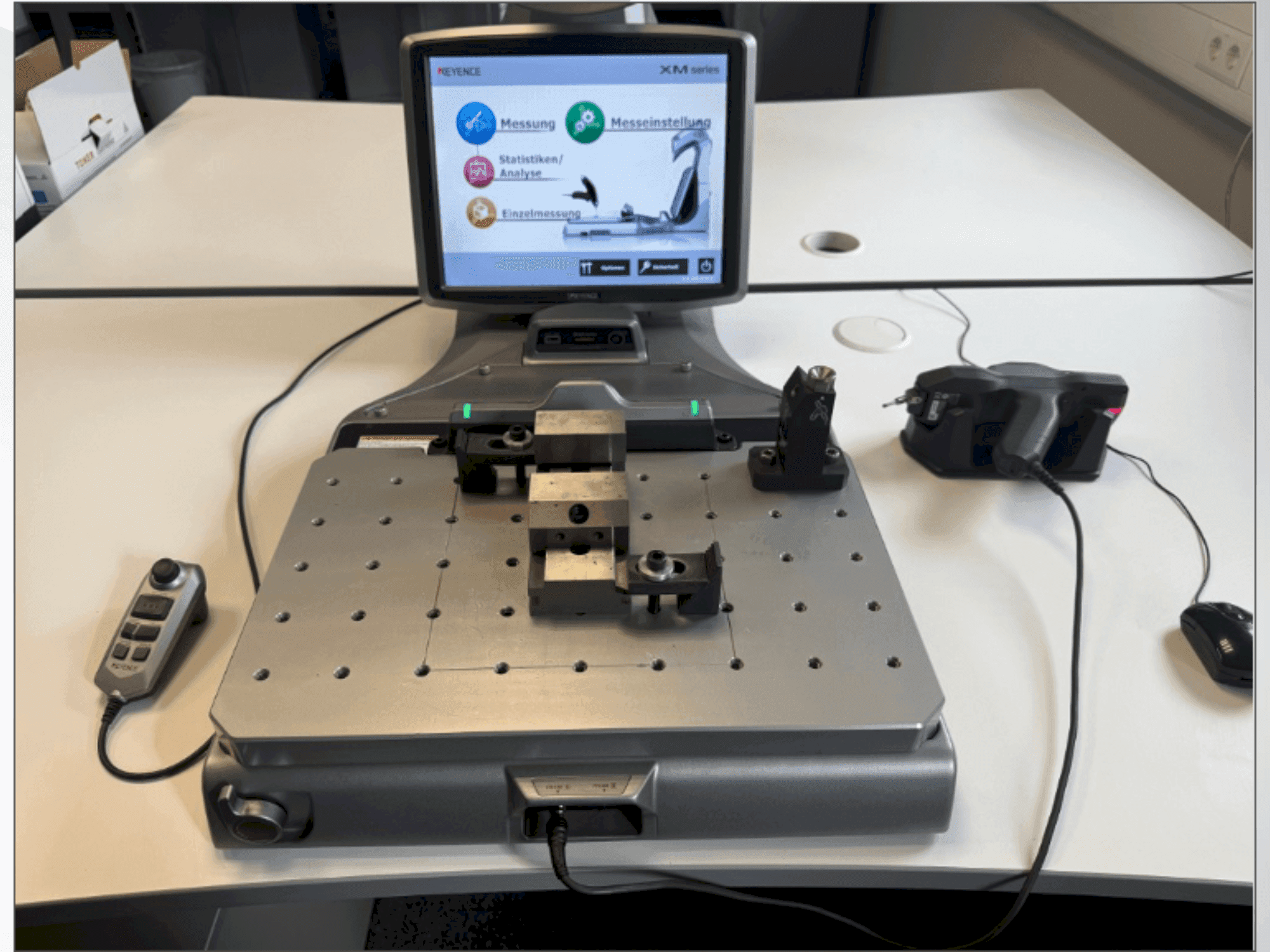 A KEYENCE XM-1200  gép elölnézete