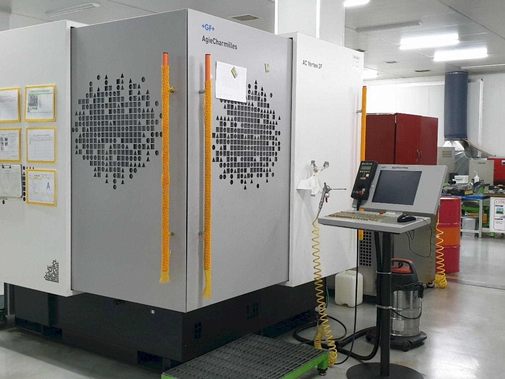 A AgieCharmilles AC VERTEX 2F  gép elölnézete