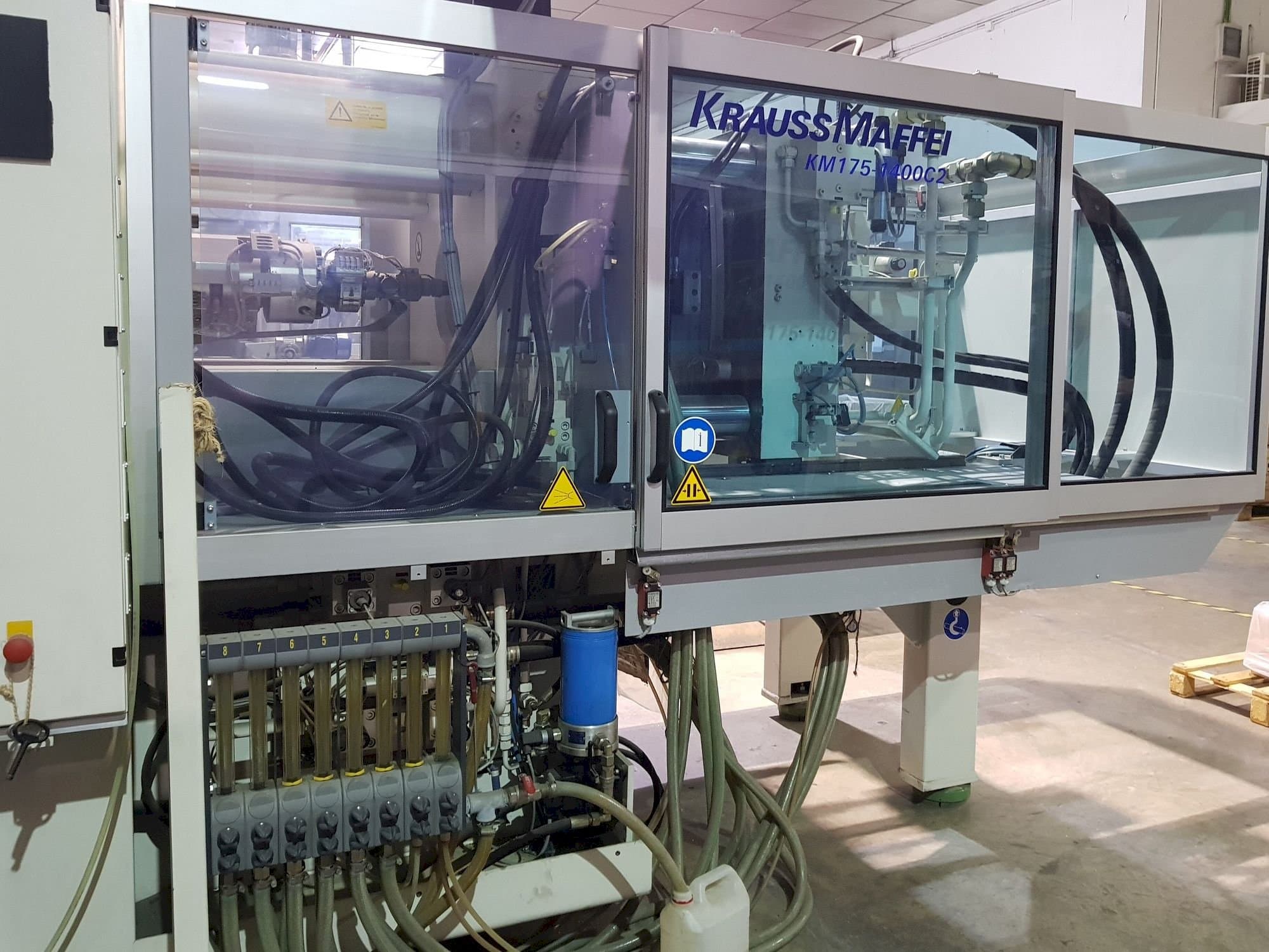 A Krauss Maffei 175-1400 C2  gép elölnézete