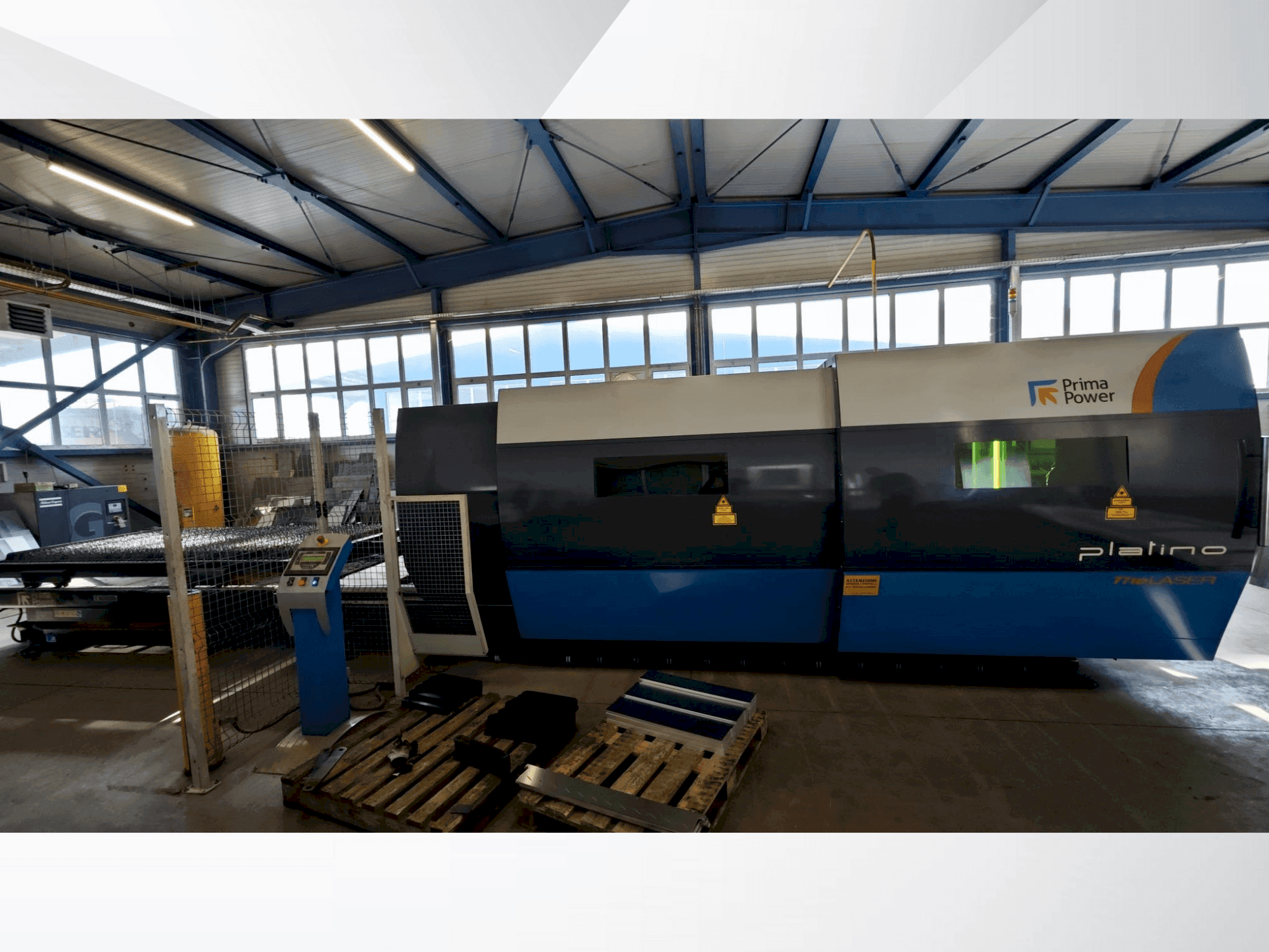 A Prima Power PLATINO FIBER  gép elölnézete