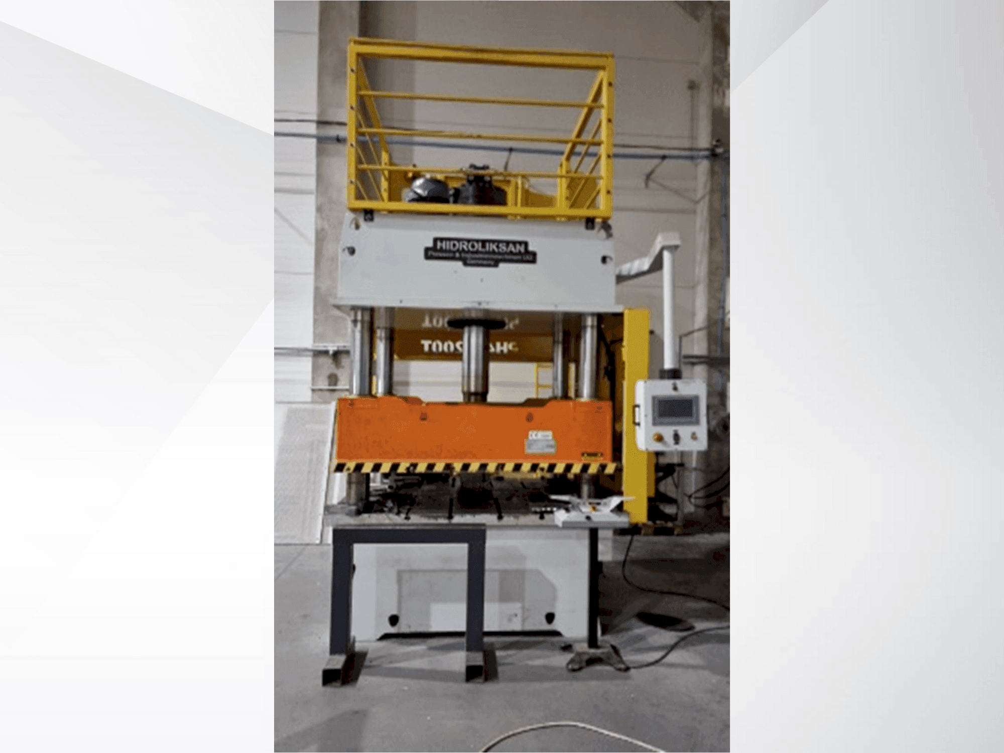 A HIDROLIKSAN PH4C 200T  gép elölnézete