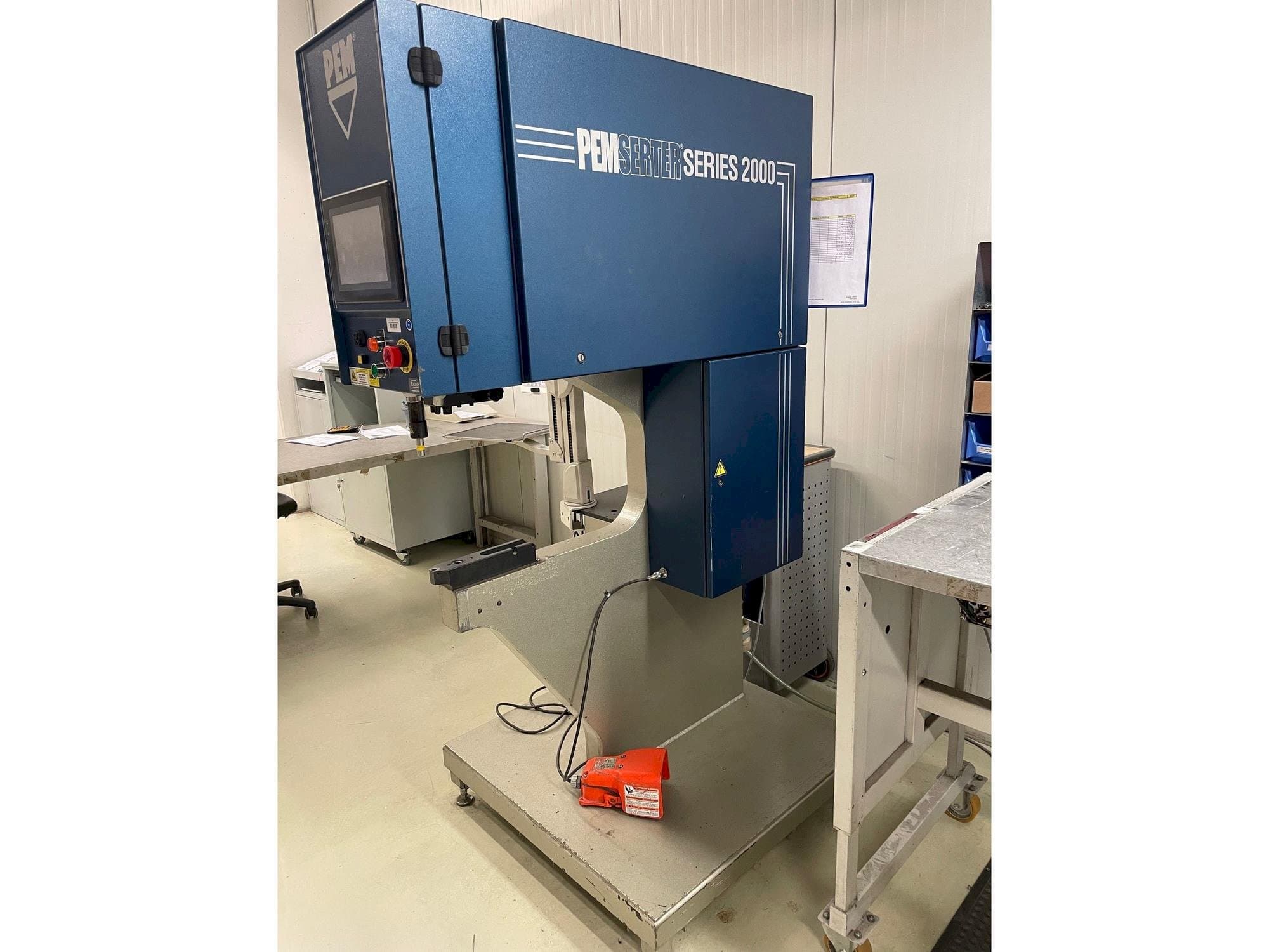 A PEM-SERTER Series 2000A  gép elölnézete