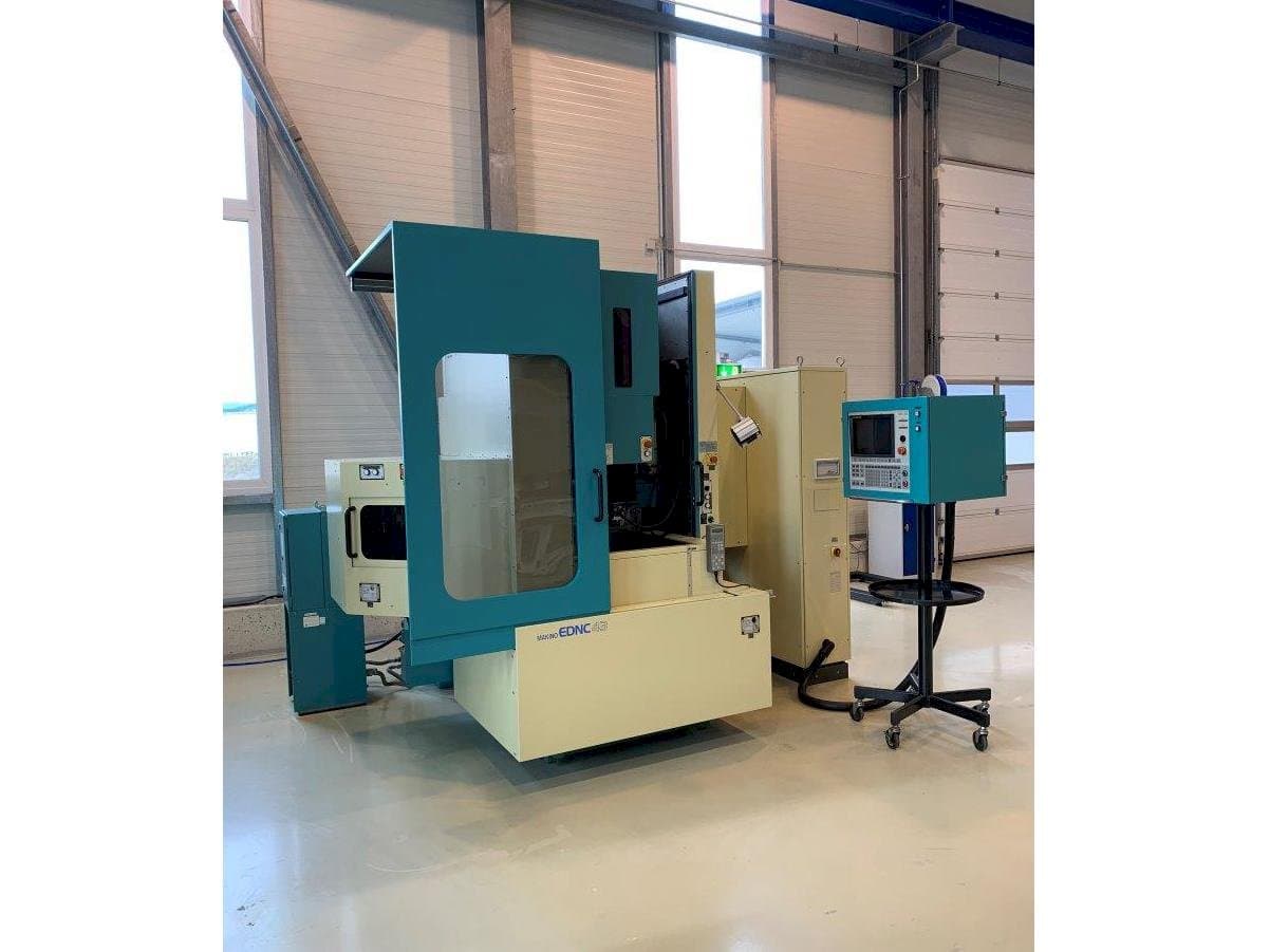 A Makino EDNC43 gép elölnézete