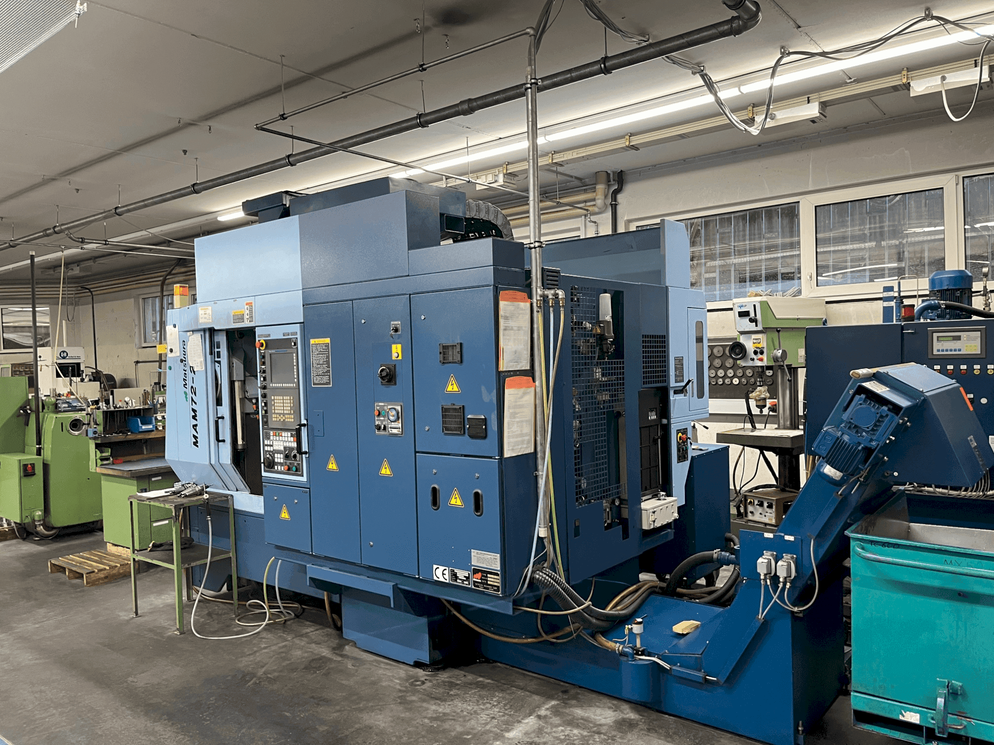 A Matsuura MAM72-25V  gép elölnézete