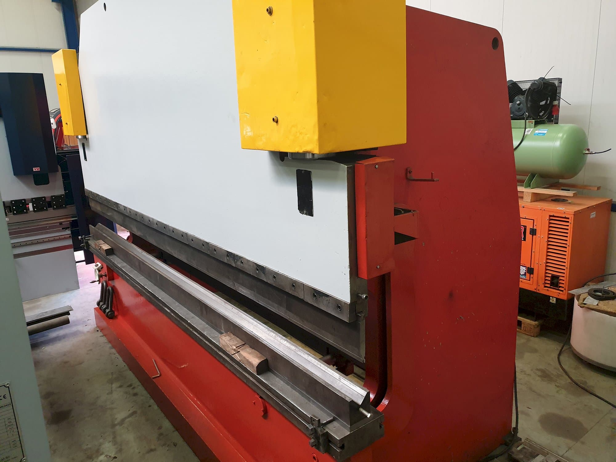 A Darley EHP 200 43/37  gép jobb nézete