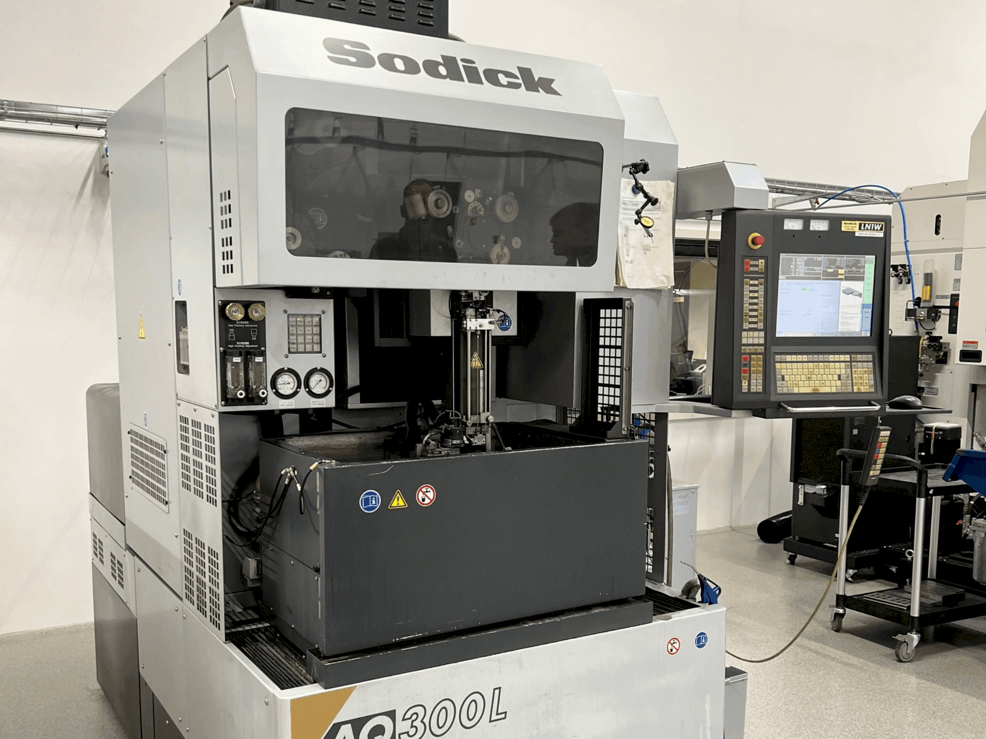 A Sodick AQ300L  gép elölnézete