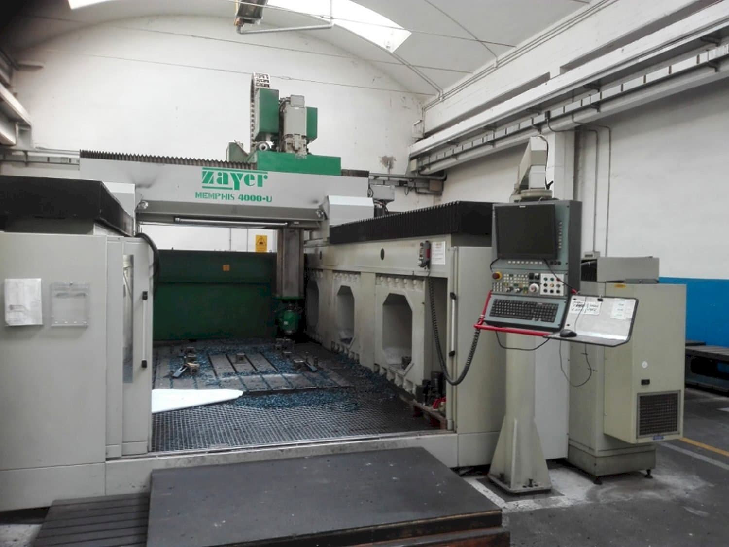 A Zayer Memphis 4000  gép elölnézete