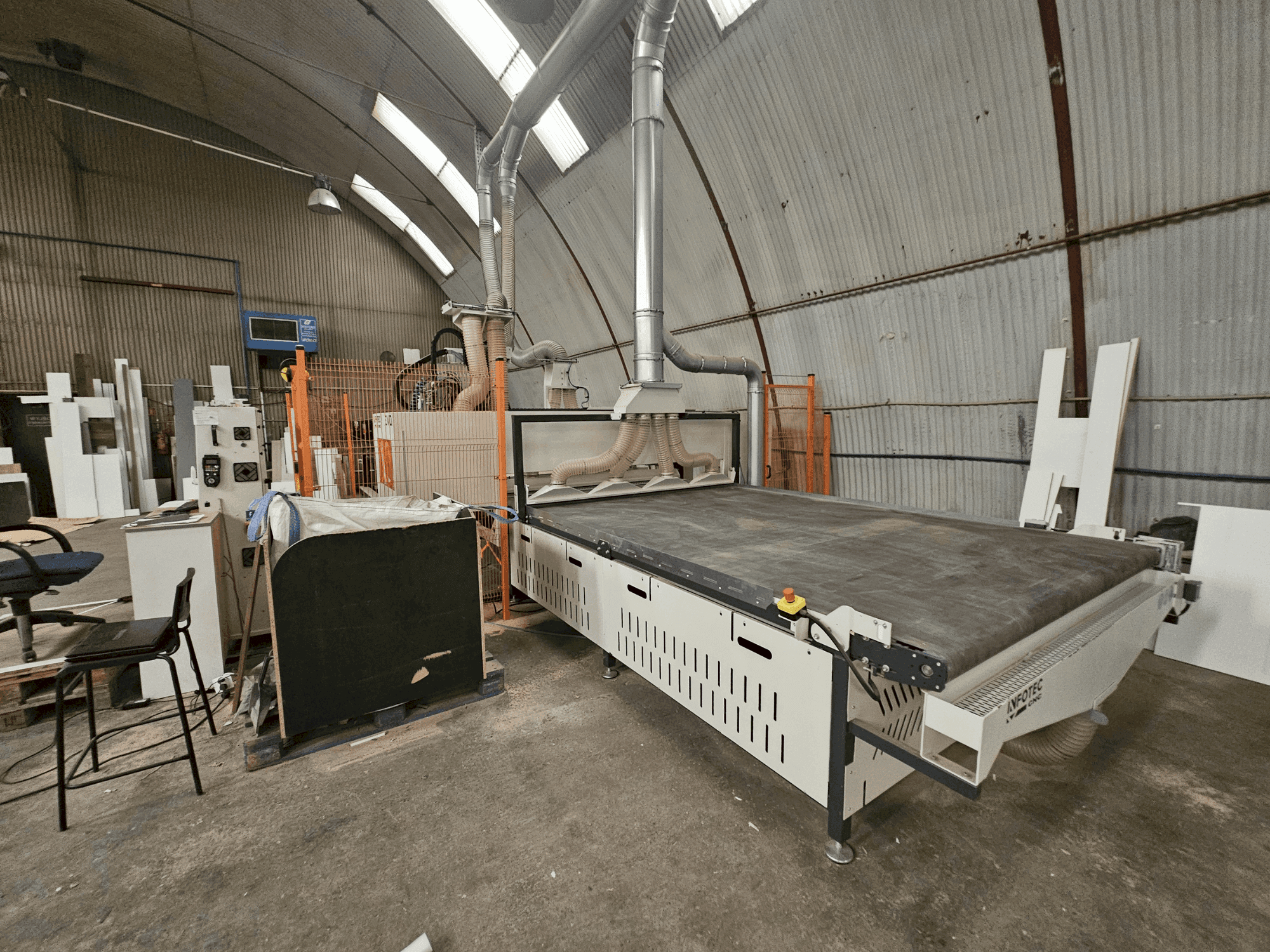 A INFOTEC 3121 PRO EVO  gép elölnézete