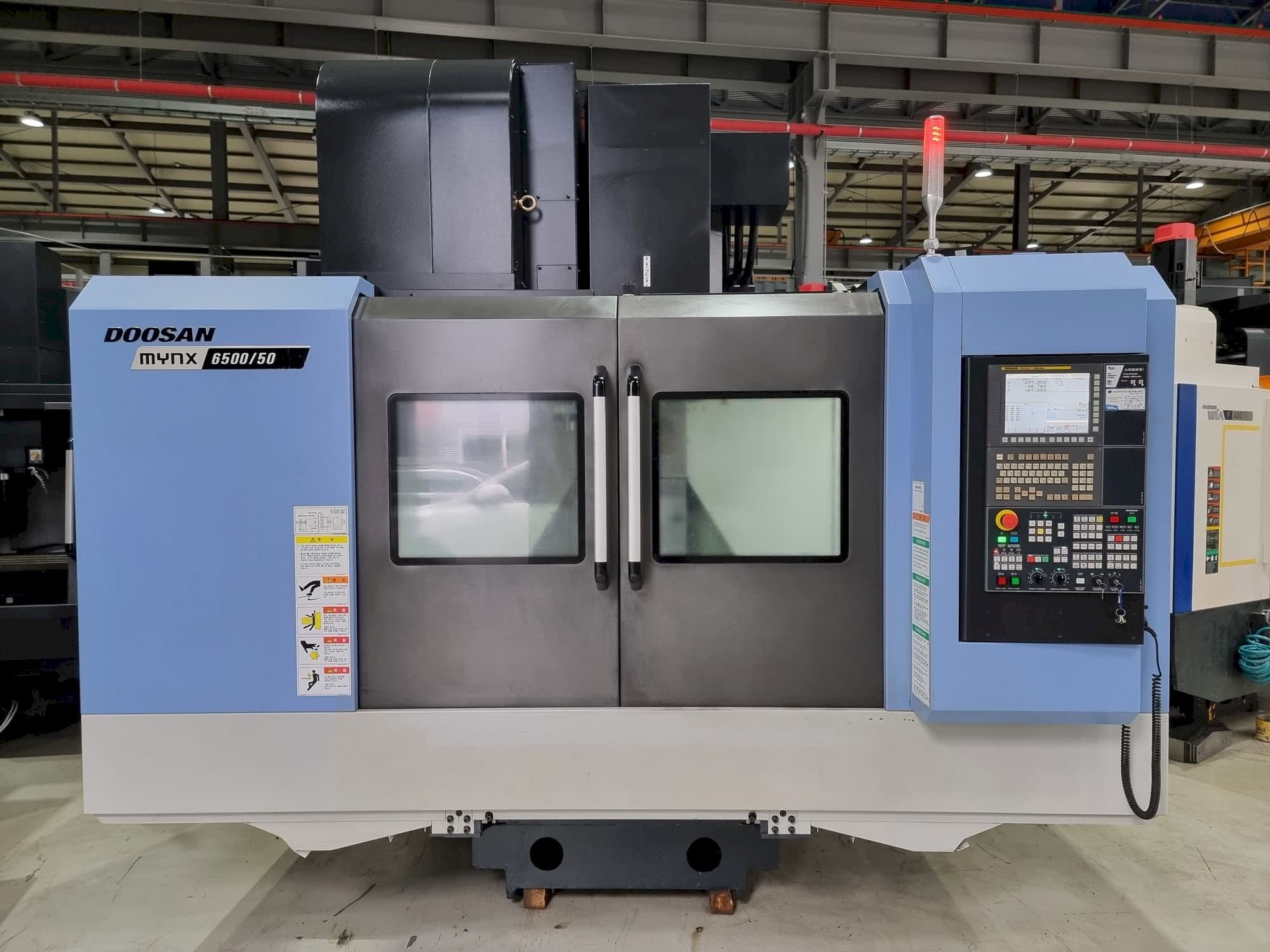 A Doosan MYNX 6500/50 gép elölnézete