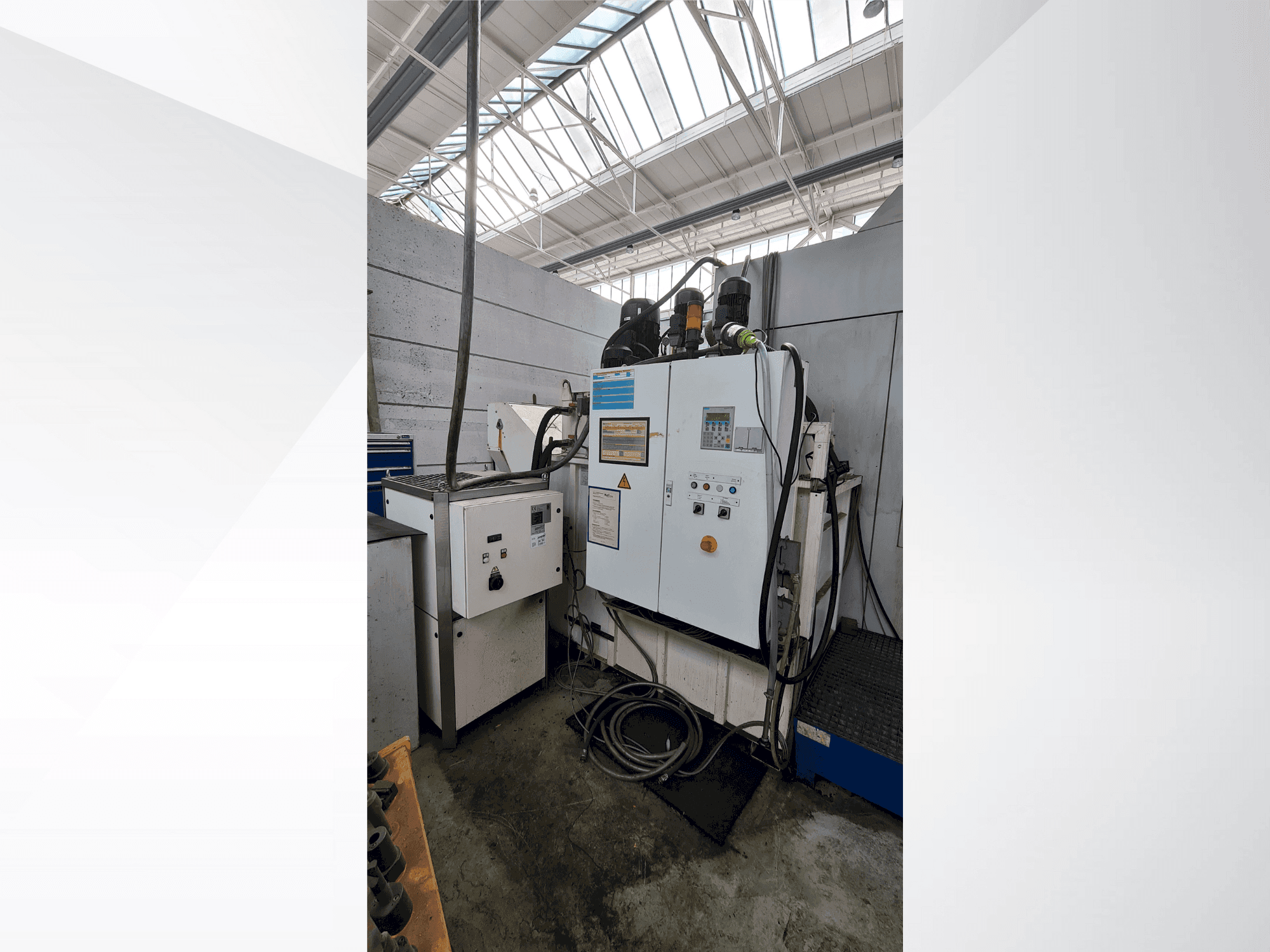 A OSG EX-CELL-O XS425  gép elölnézete