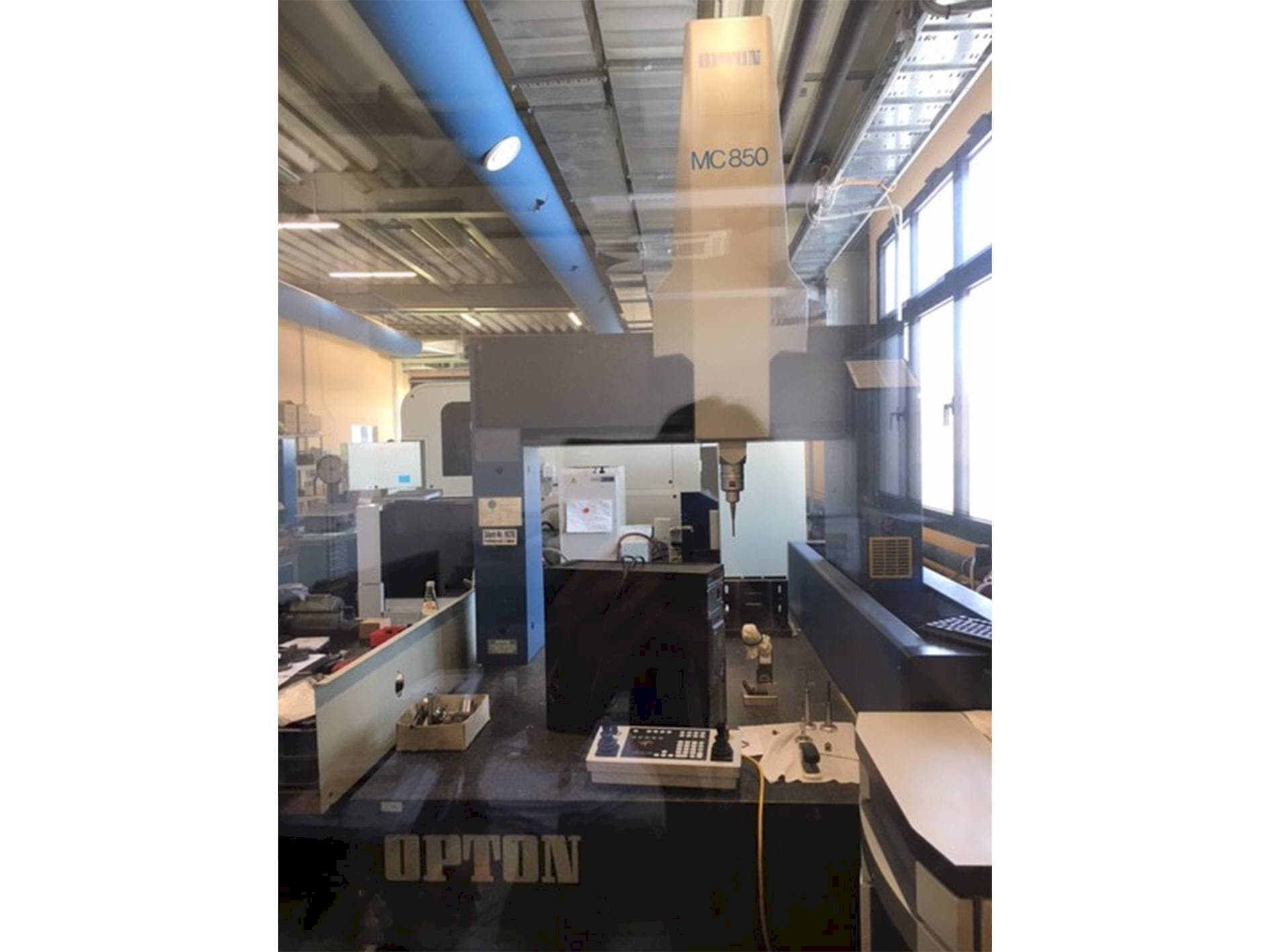 A ZEISS Opton MC 850  gép elölnézete