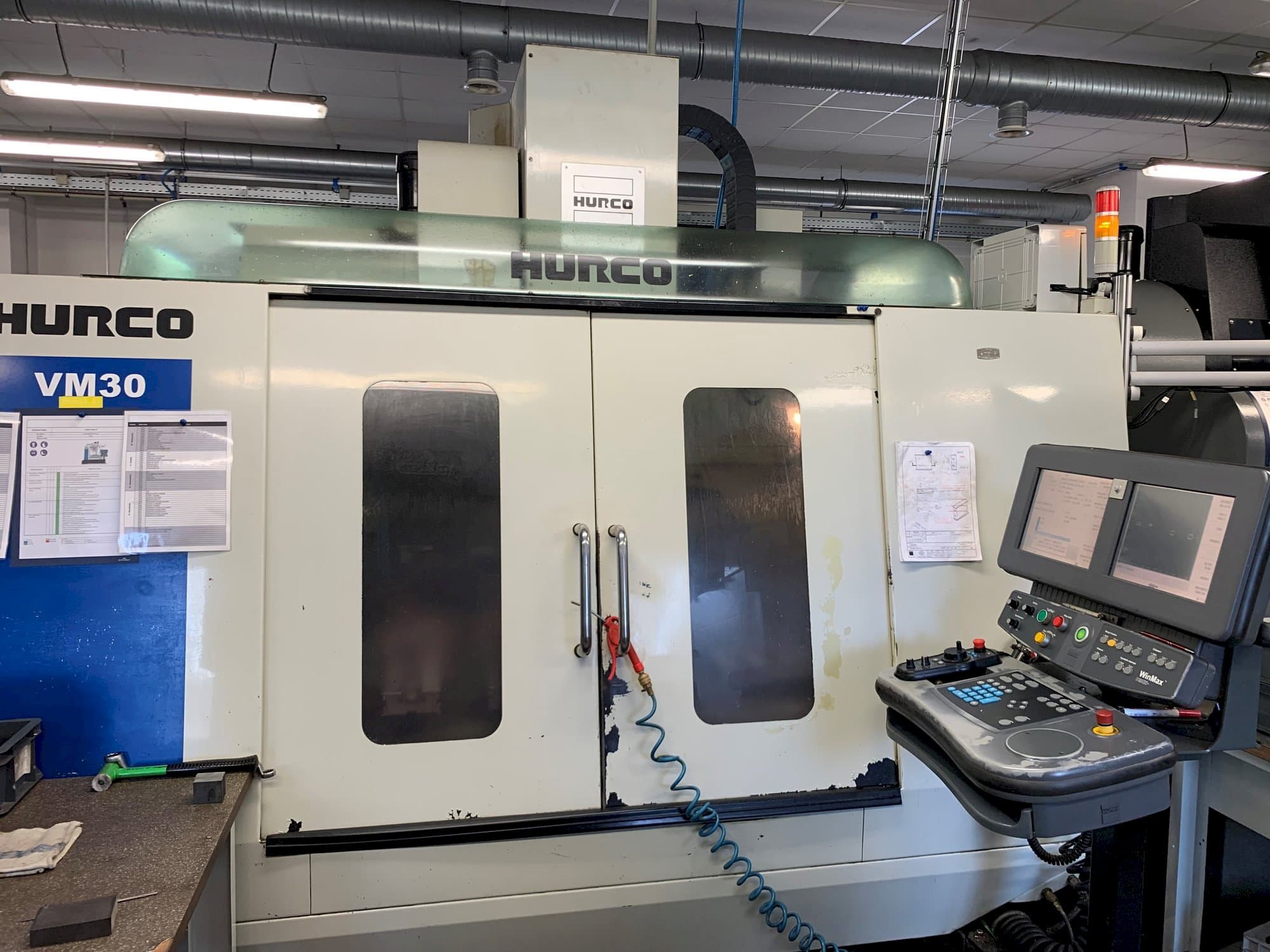 A Hurco VM30  gép elölnézete