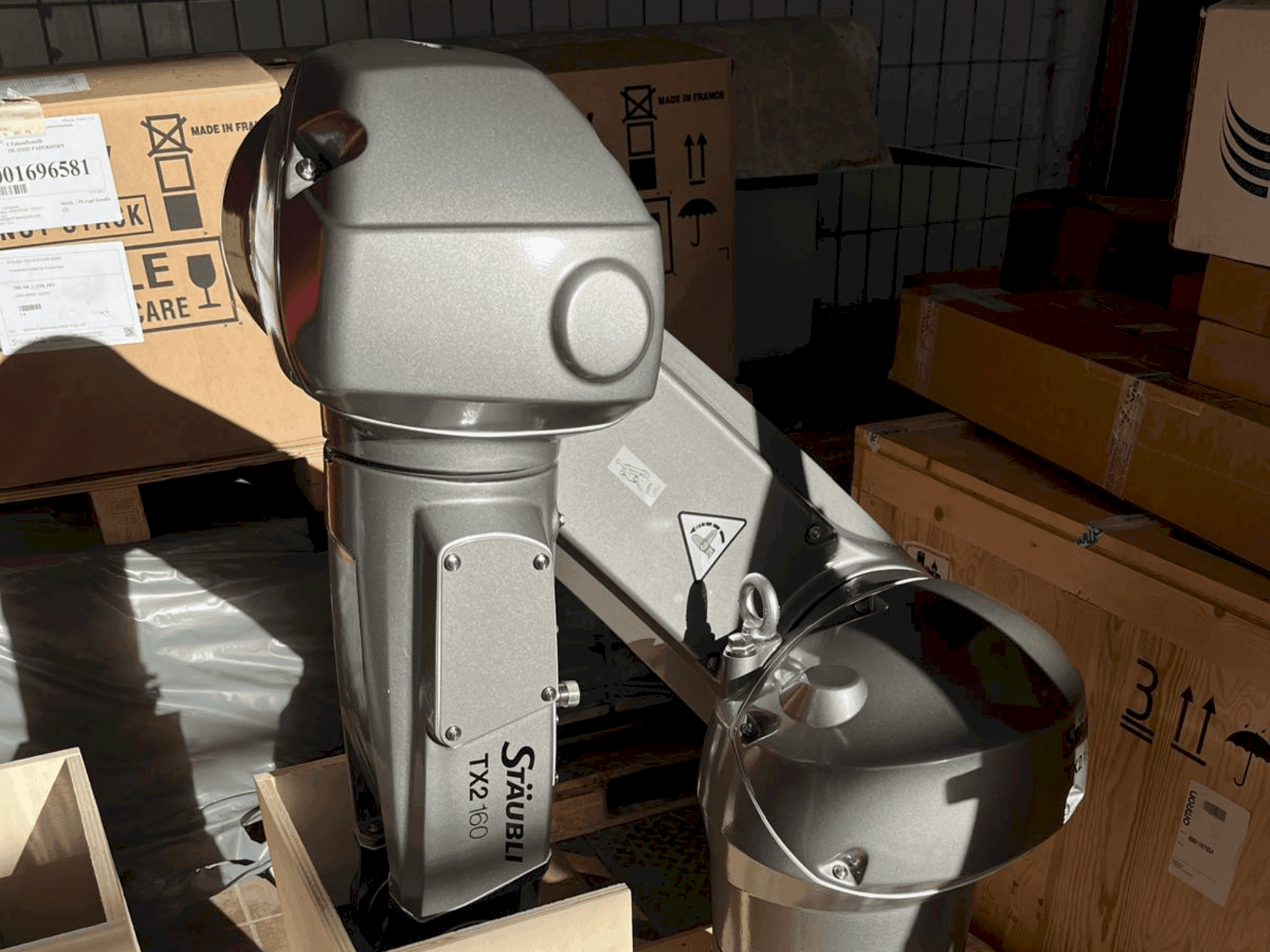 A STAUBLI TX2-160 HE  gép elölnézete