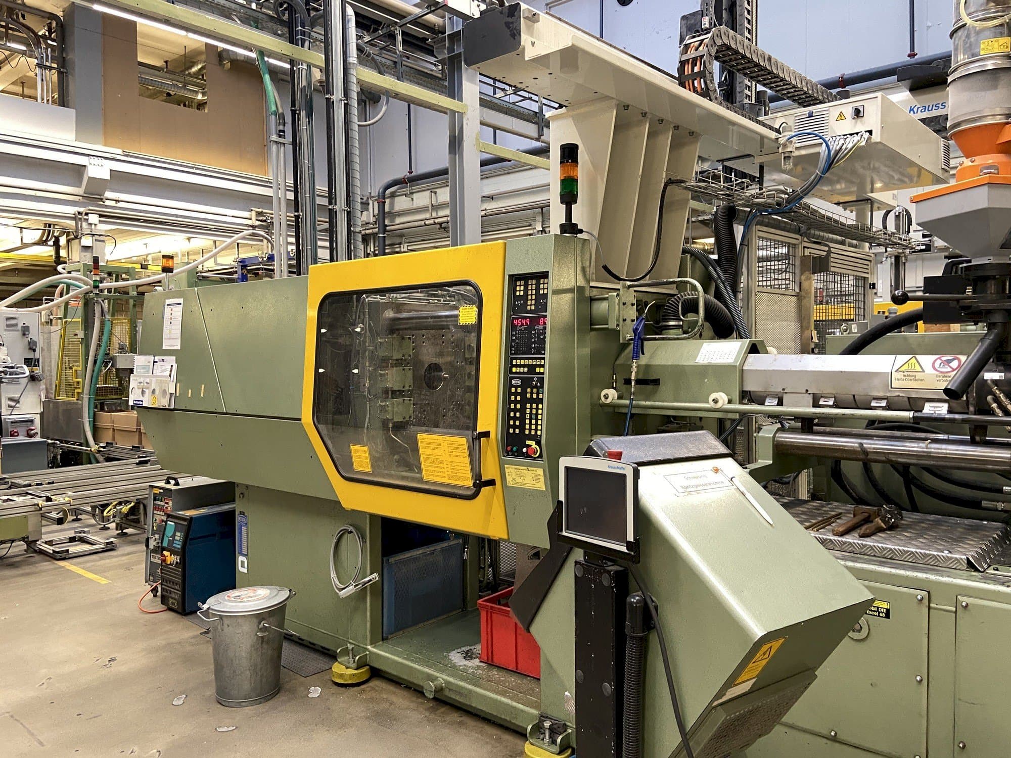 A Netstal Synergy 1500K/460  gép elölnézete