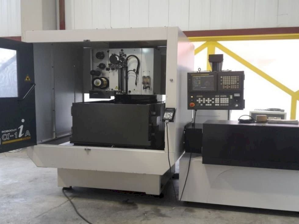 A FANUC Robocut α-1iA  gép elölnézete