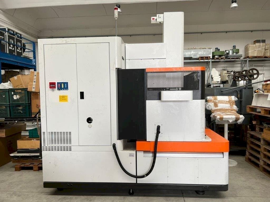 A AgieCharmilles FORM 30  gép elölnézete