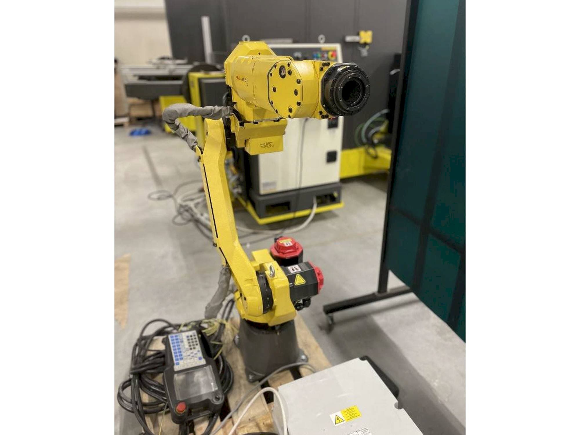 A FANUC M10iA/12  gép elölnézete