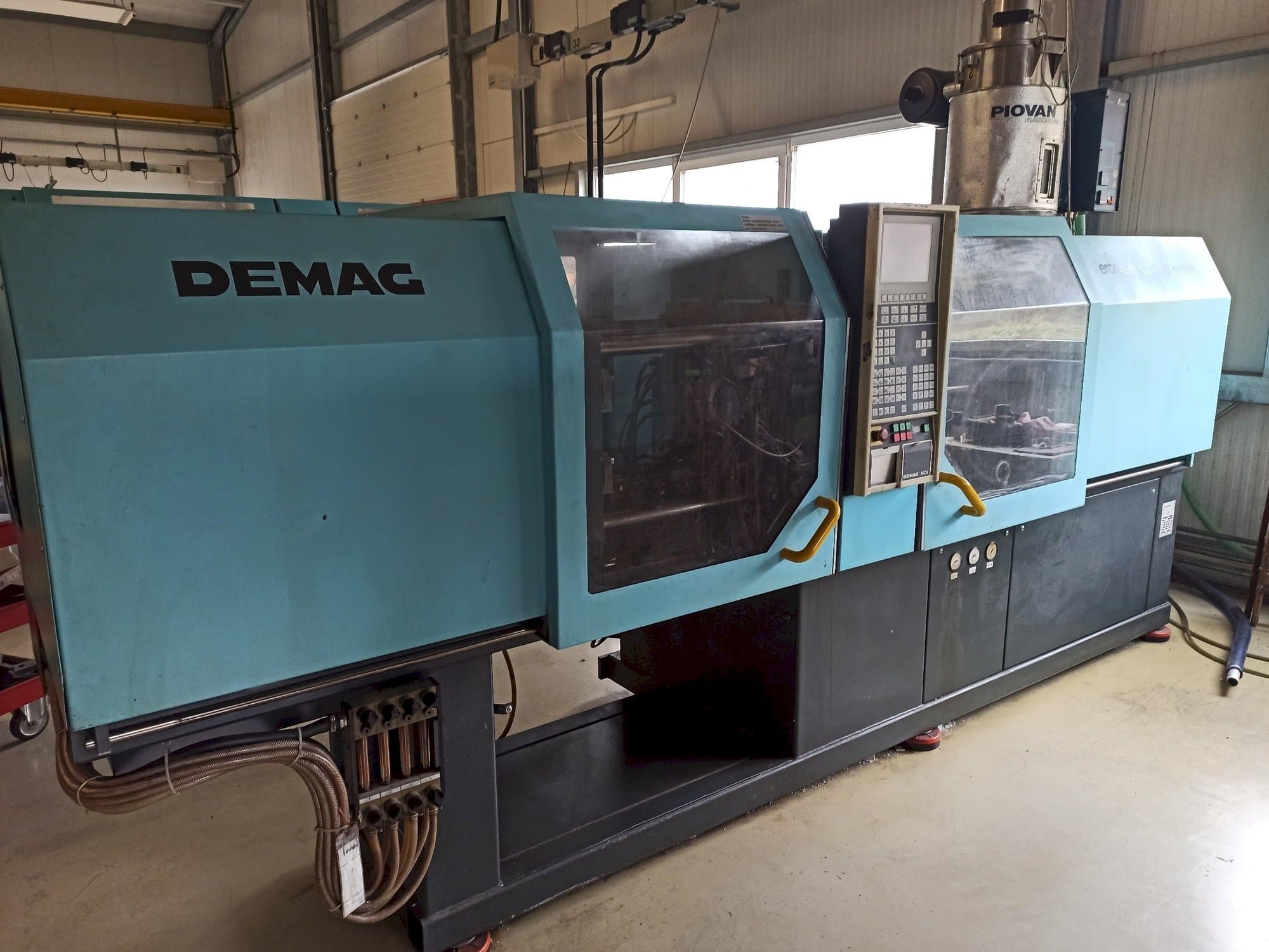 A DEMAG Ergotech 150-610 Compact  gép oldalnézete