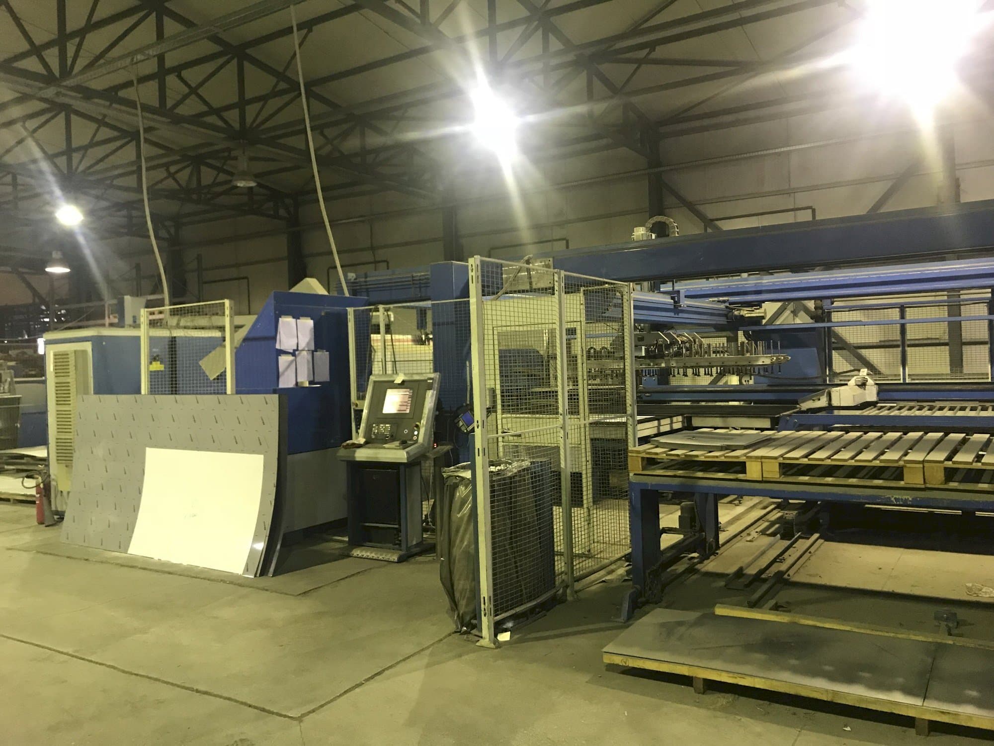 A Finn-Power LP6  gép elölnézete