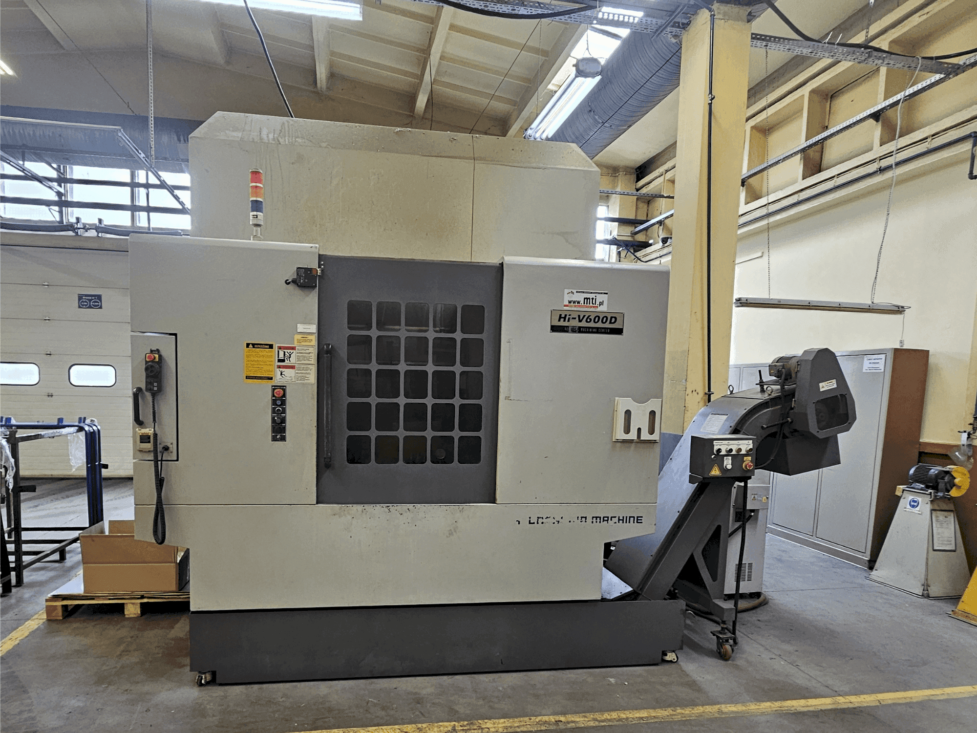 A HYUNDAI KIA Hi-V600D  gép elölnézete