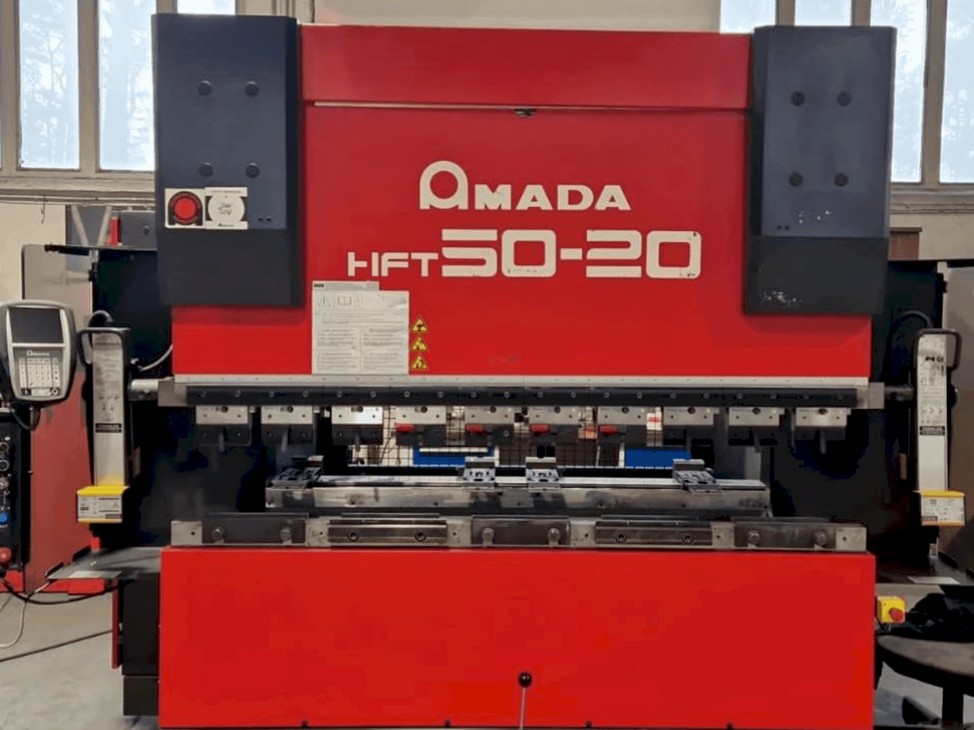 A AMADA HFT 50-20  gép elölnézete