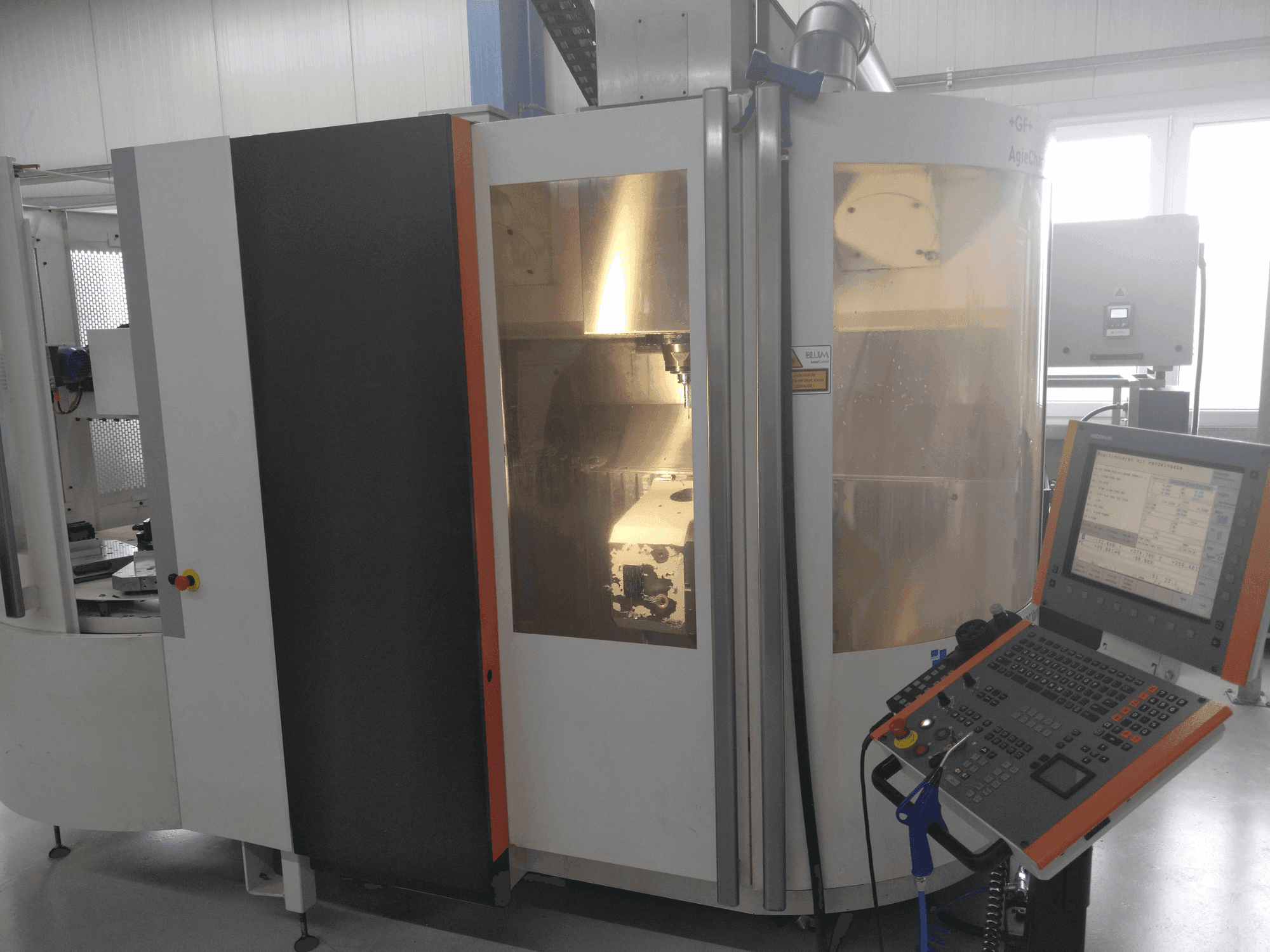 A +GF+ AGIE CHARMILLES MIKRON UCP 600 Vario  gép elölnézete