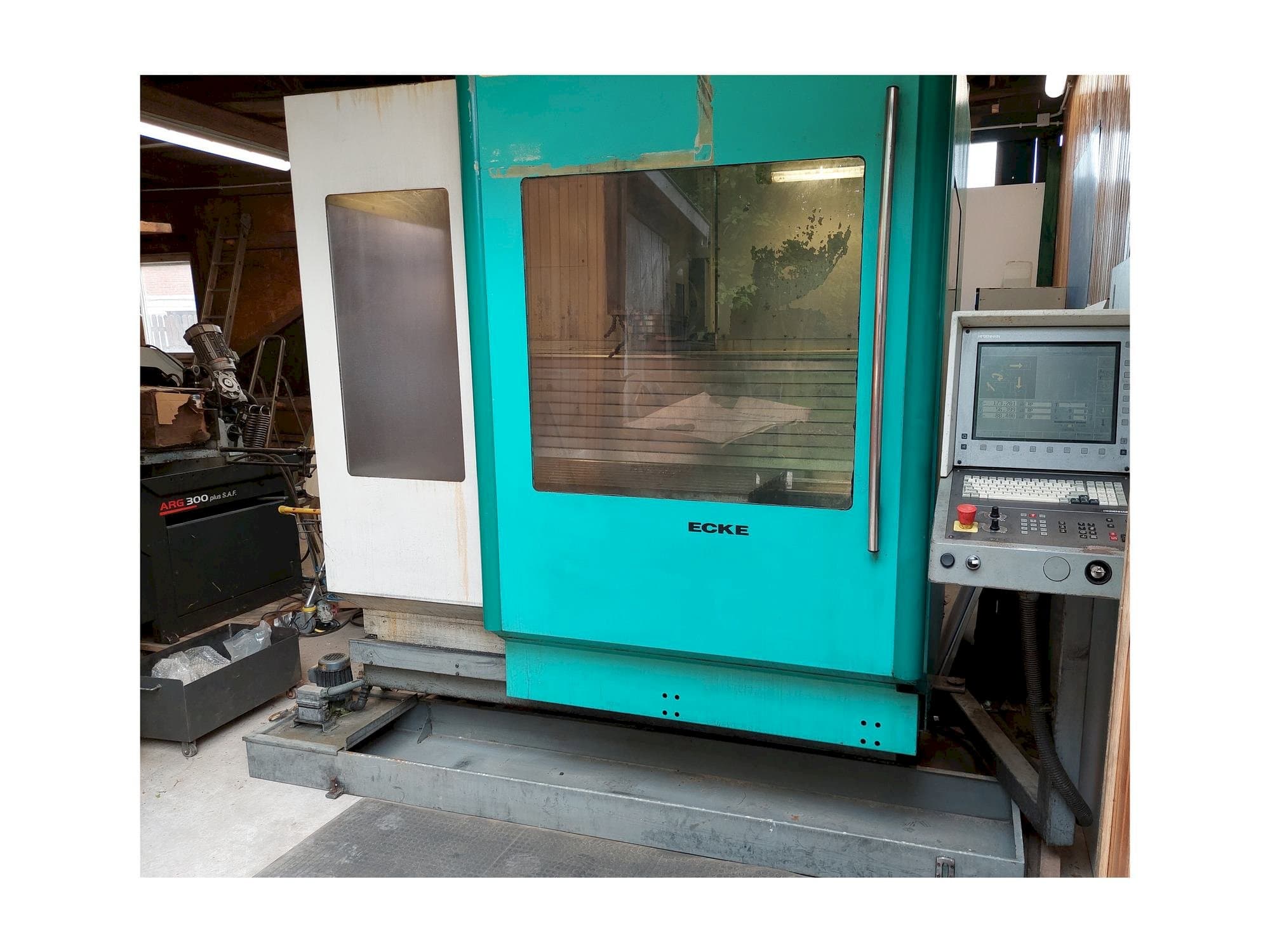 A DECKEL MAHO DMU 60 E  gép elölnézete