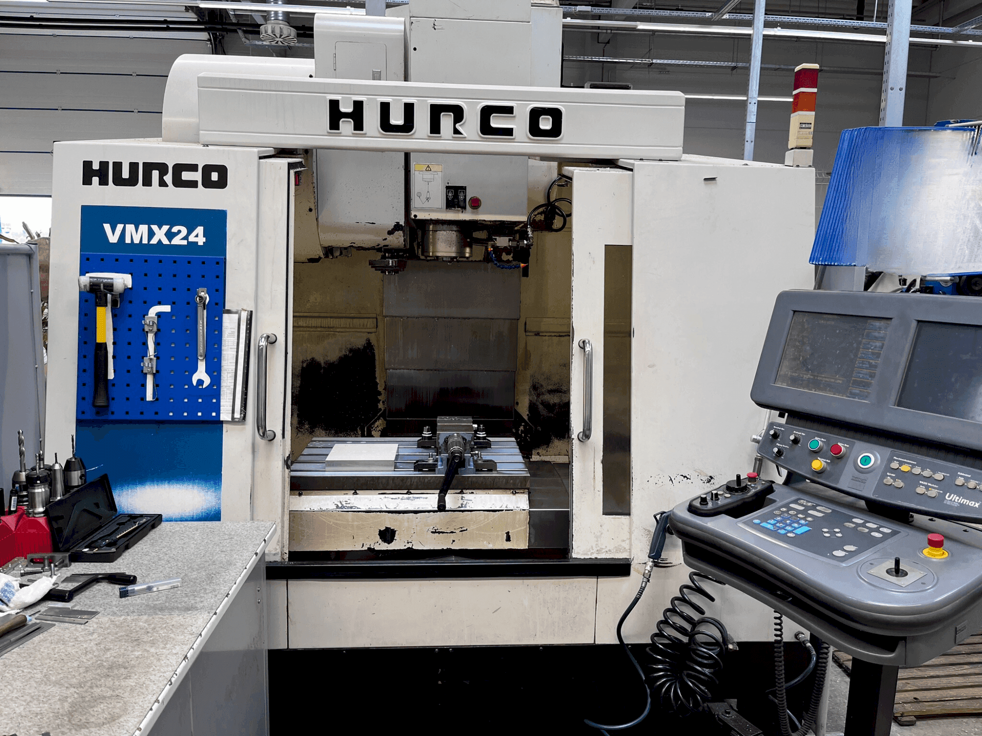 A Hurco VMX 24  gép elölnézete