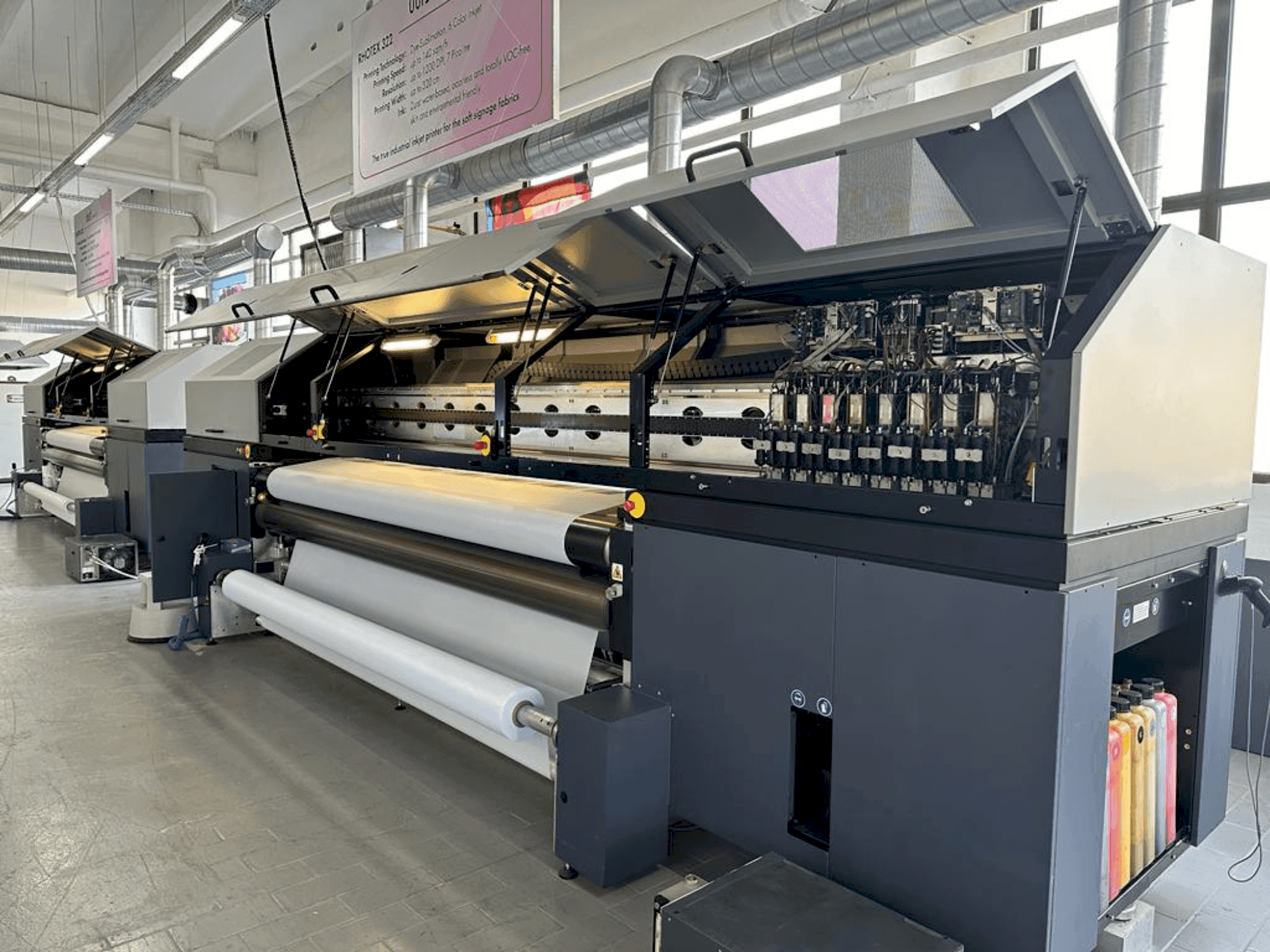 A Durst Rhotex 322  gép elölnézete