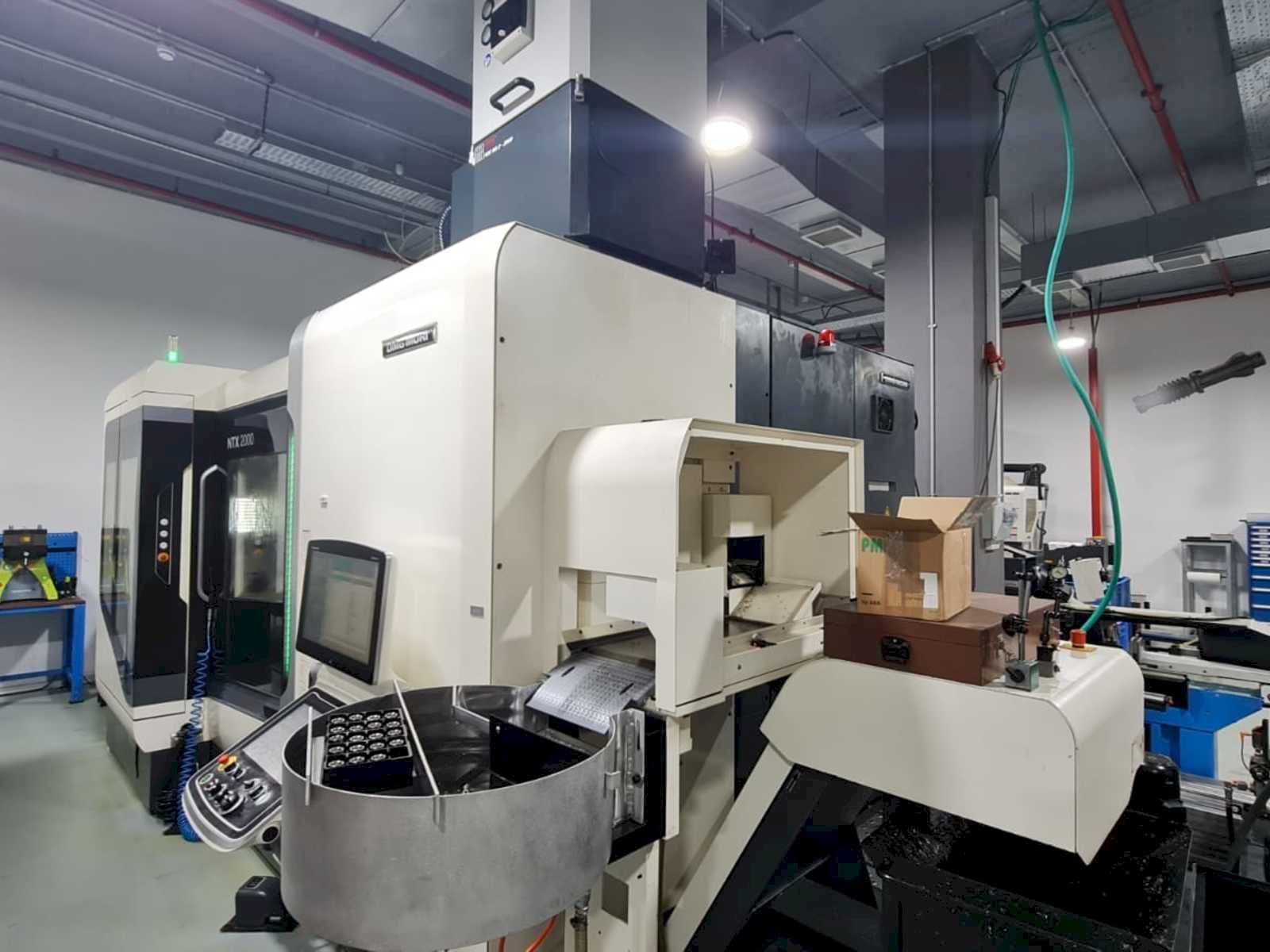 A DMG MORI NTX2000/1500SZ  gép jobb oldali nézete