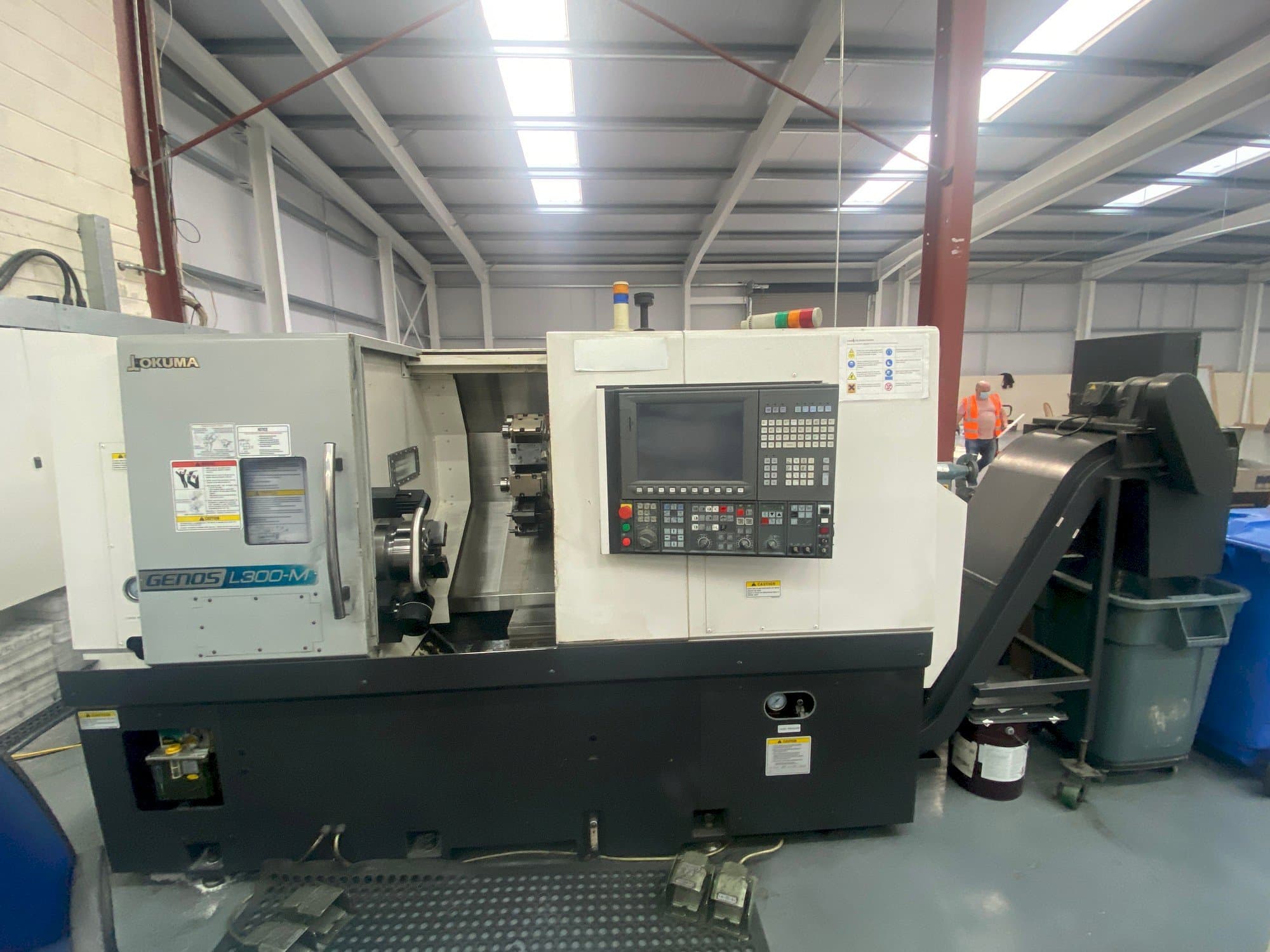 A Okuma Genos L300MW  gép elölnézete