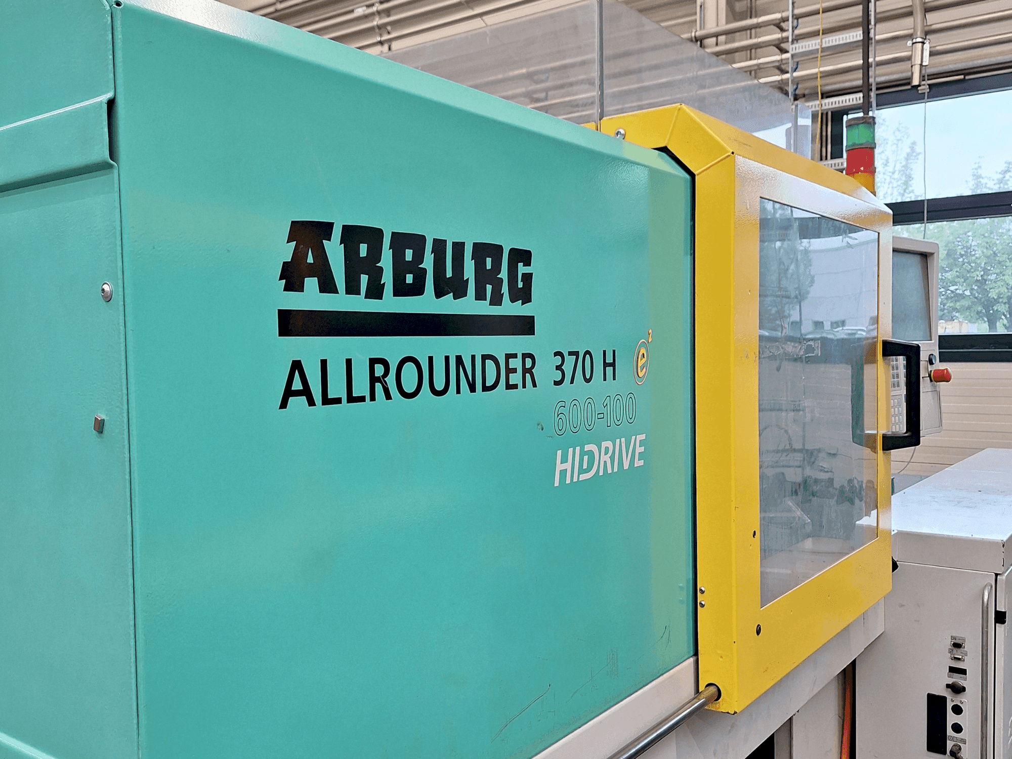 A Arburg Allrounder 370 H 600-100  gép elölnézete