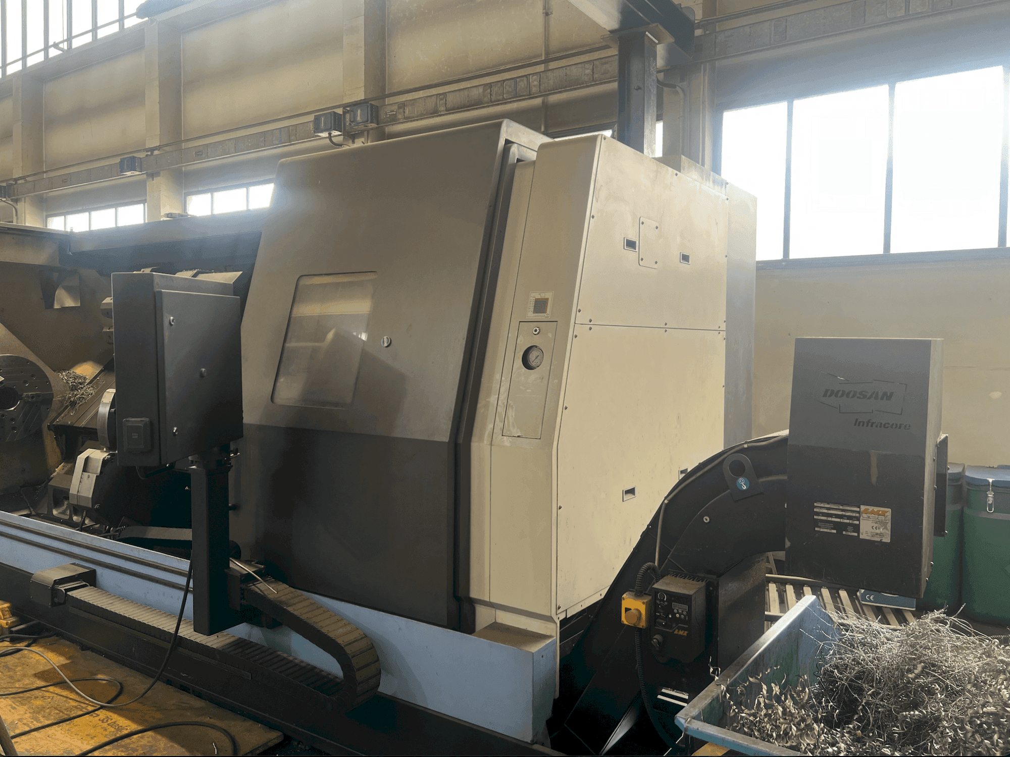 A DOOSAN Puma 700 LM  gép elölnézete