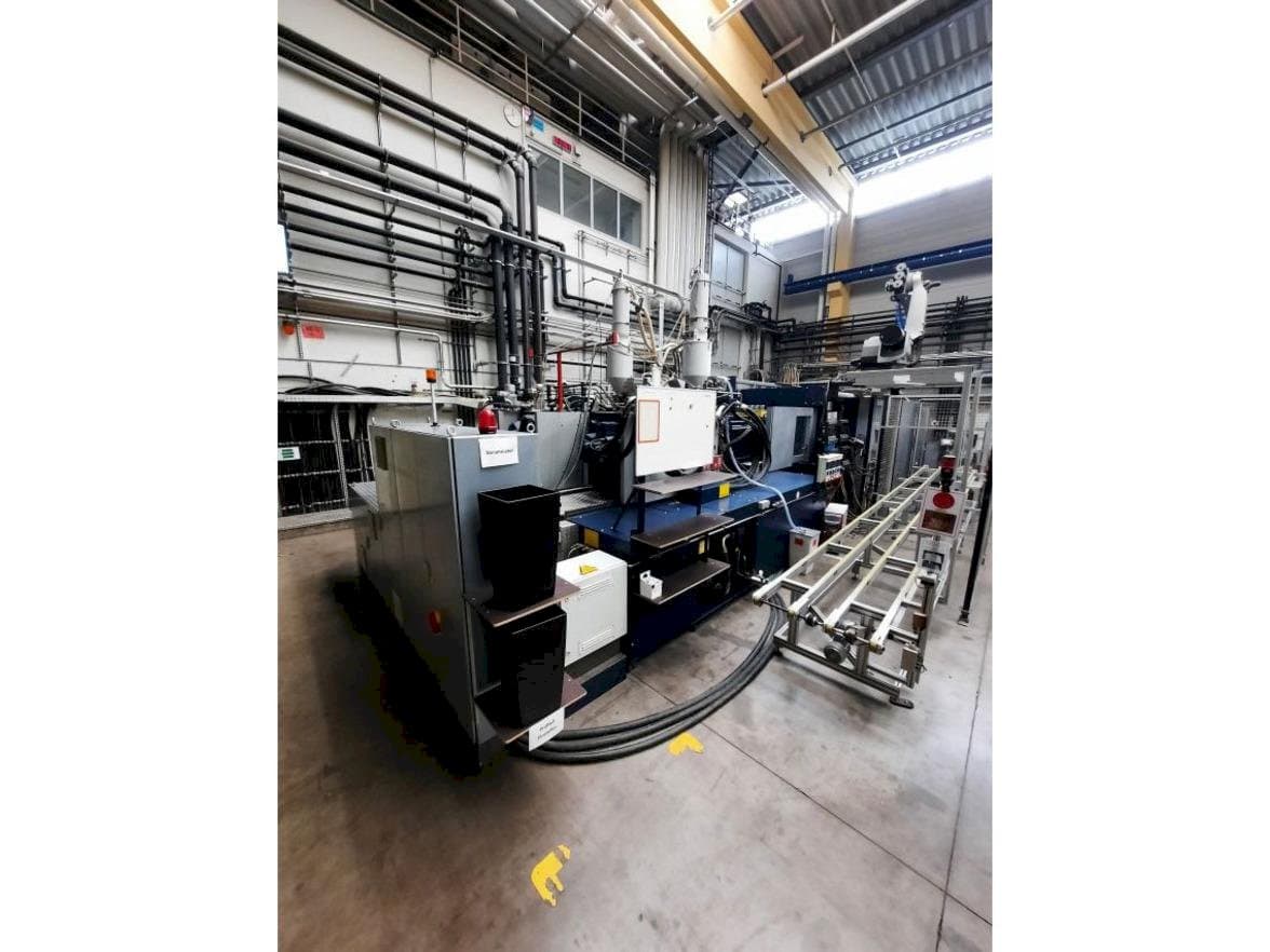 A Battenfeld HM13000/9200/7700  gép elölnézete